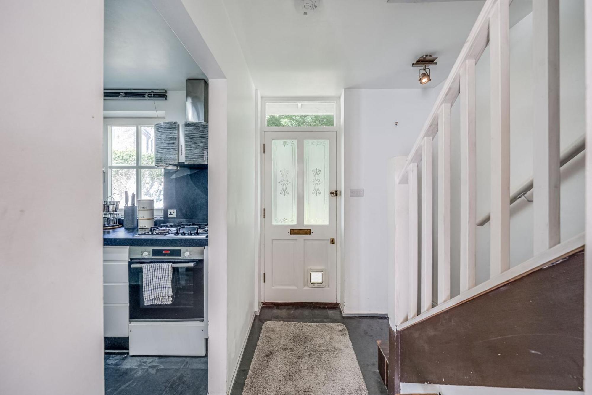 Stepney Gated Area With Parking & Garden Apartment