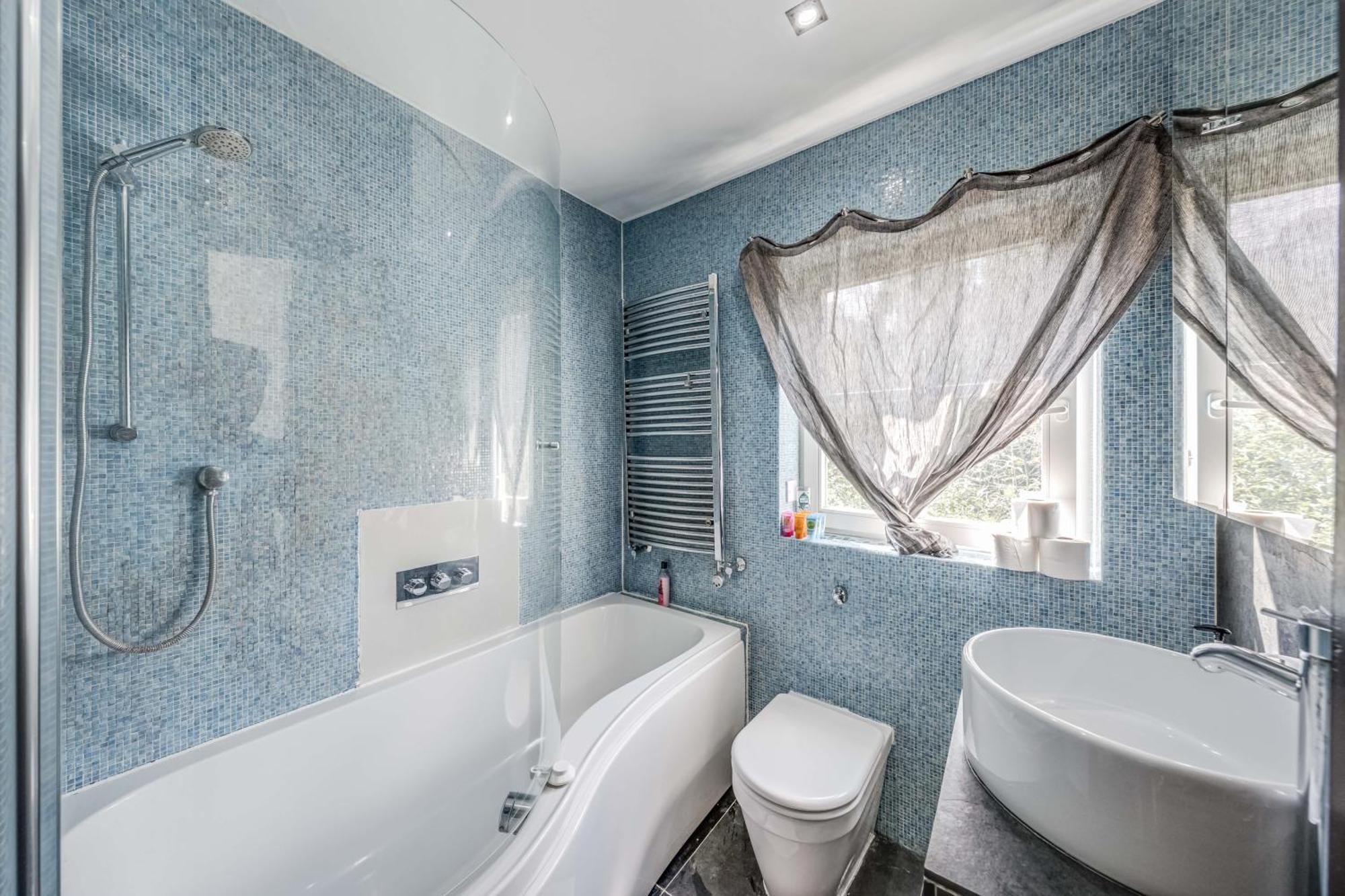 Stepney Gated Area With Parking & Garden *