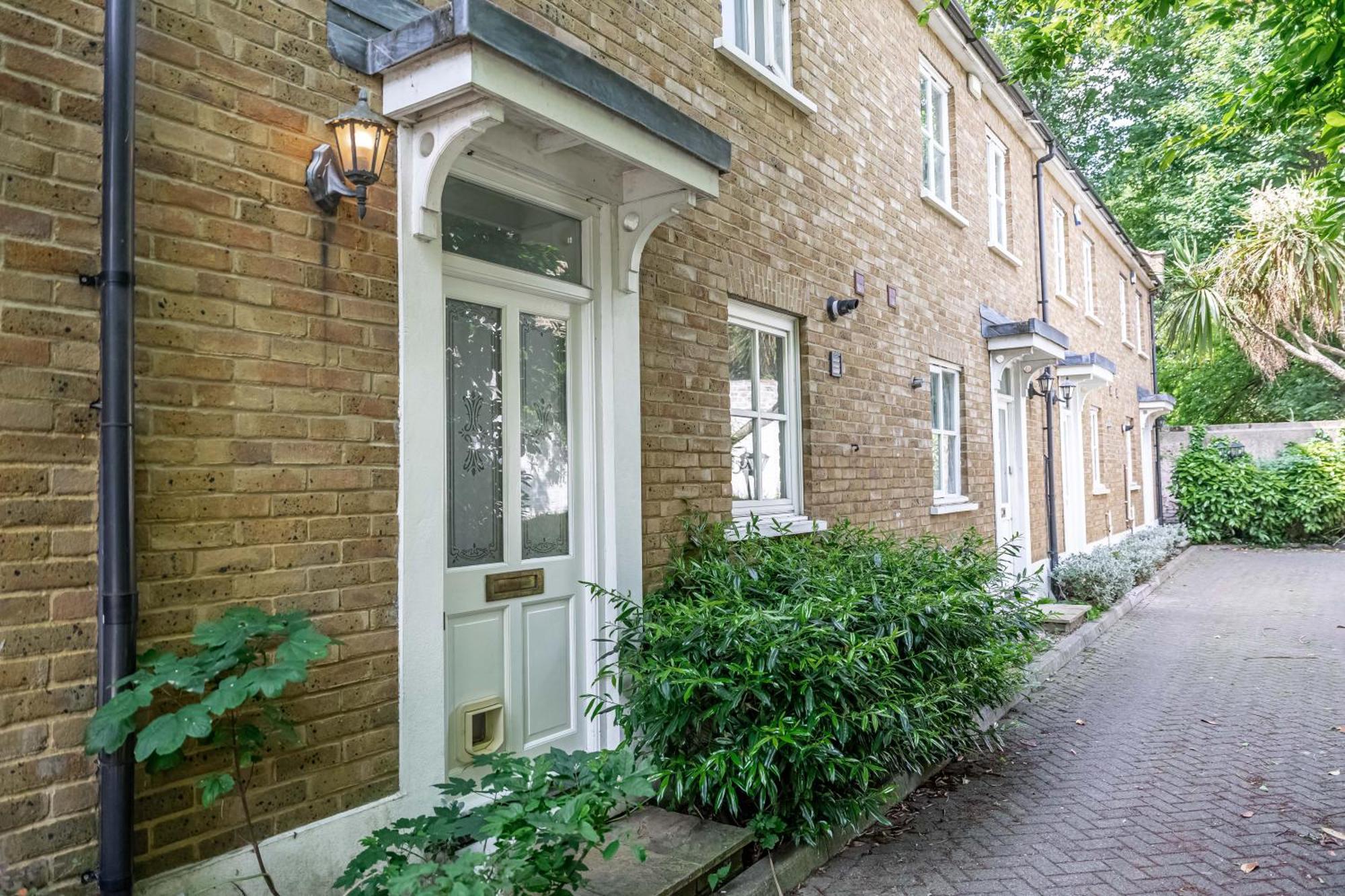 Apartment Stepney Gated Area With Parking & Garden