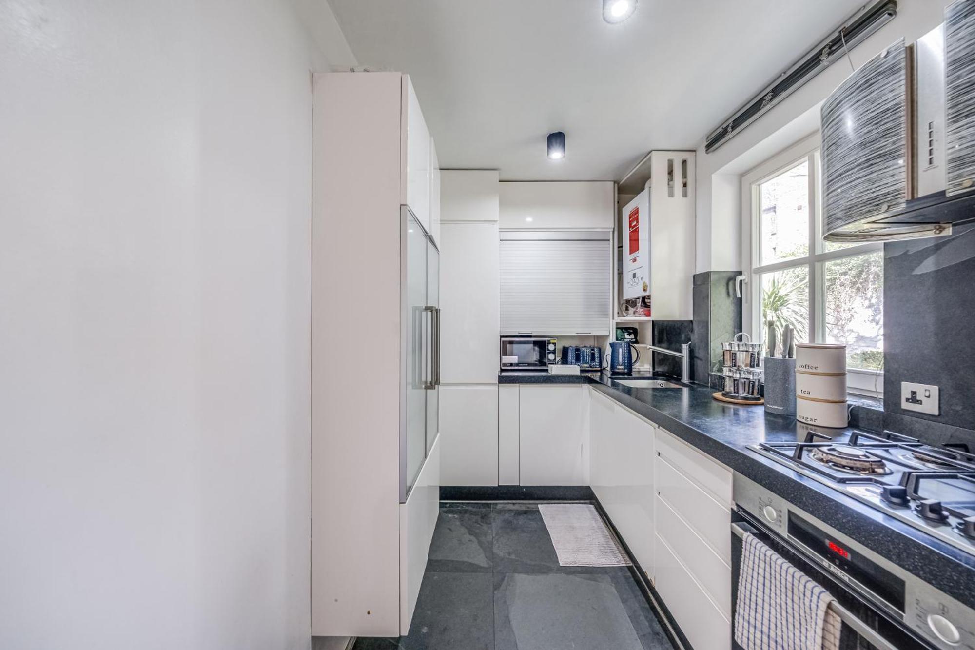Stepney Gated Area With Parking & Garden Apartment *