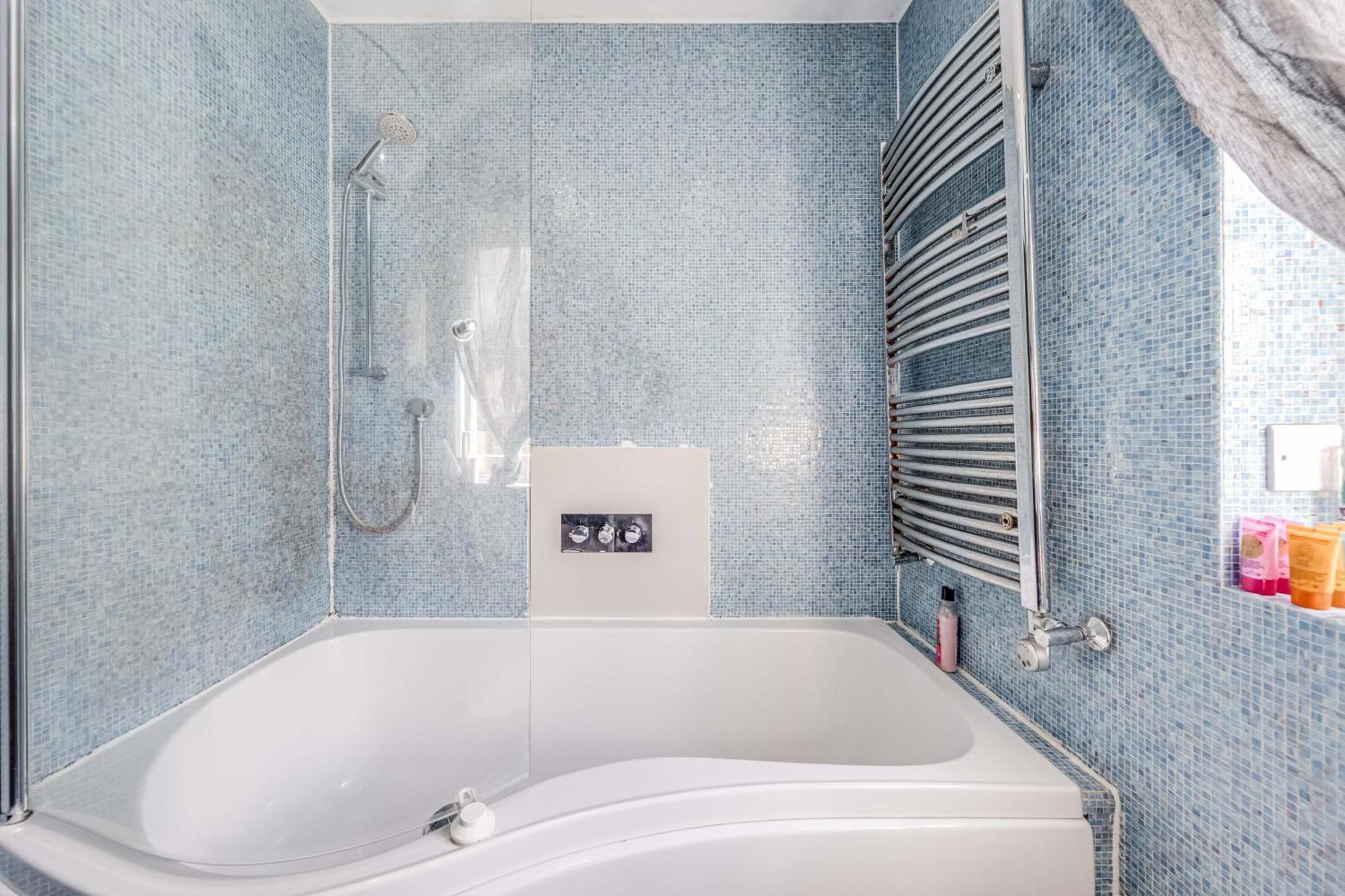 Stepney Gated Area With Parking & Garden Apartment