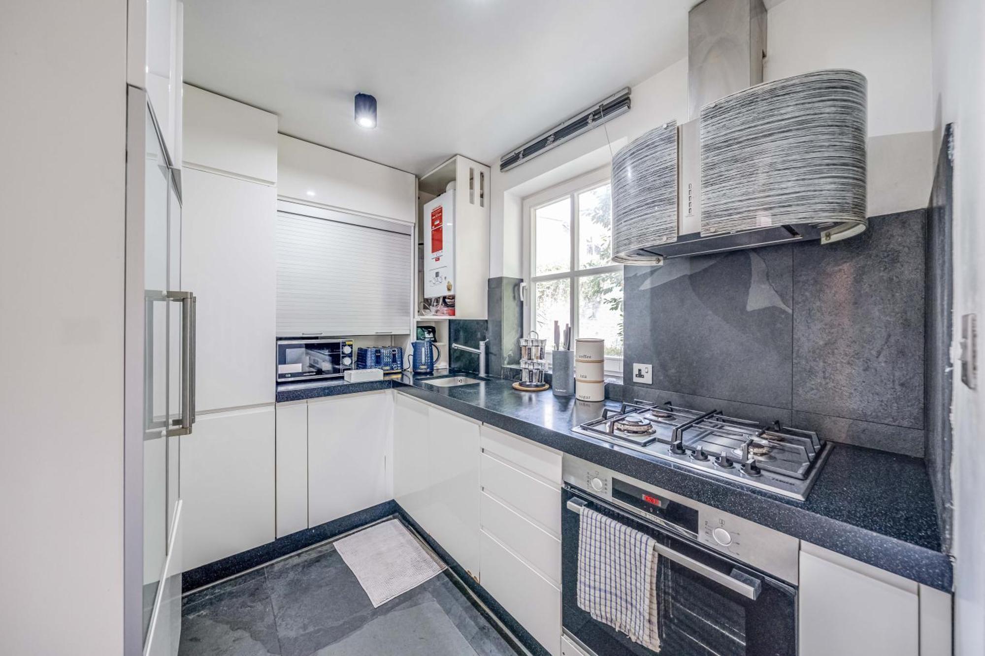 Stepney Gated Area With Parking & Garden Apartment *