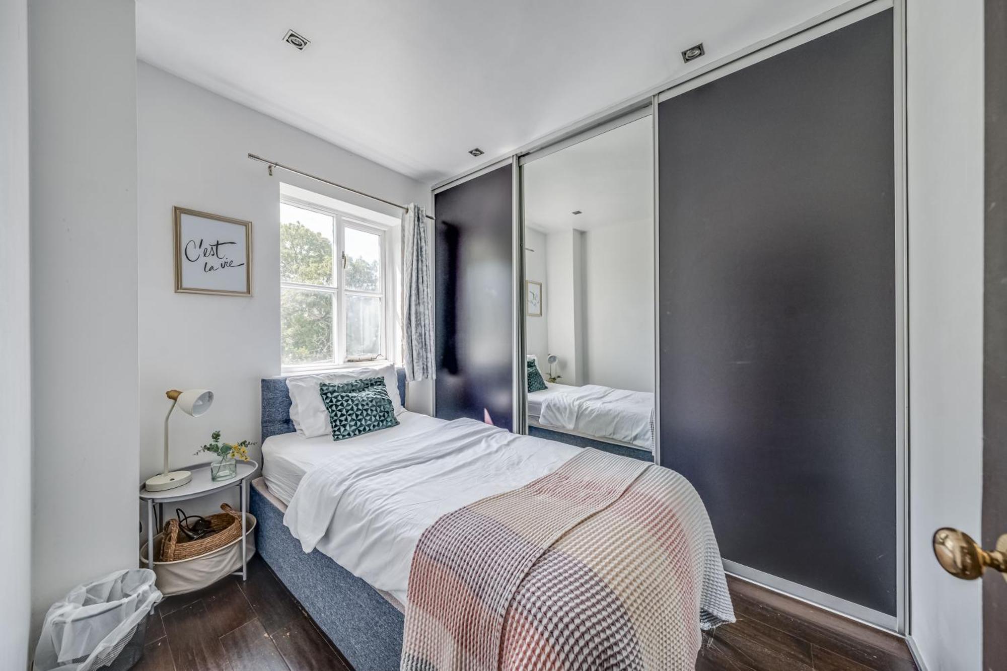 Stepney Gated Area With Parking & Garden * London