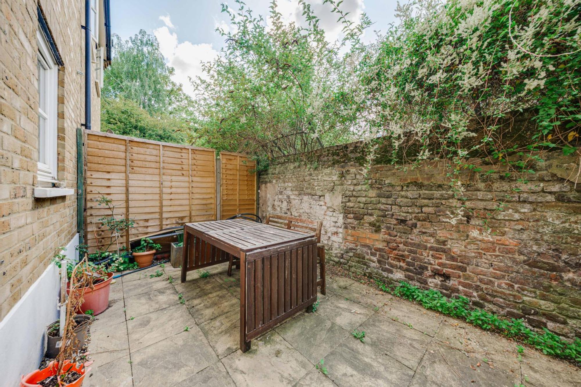 Stepney Gated Area With Parking & Garden