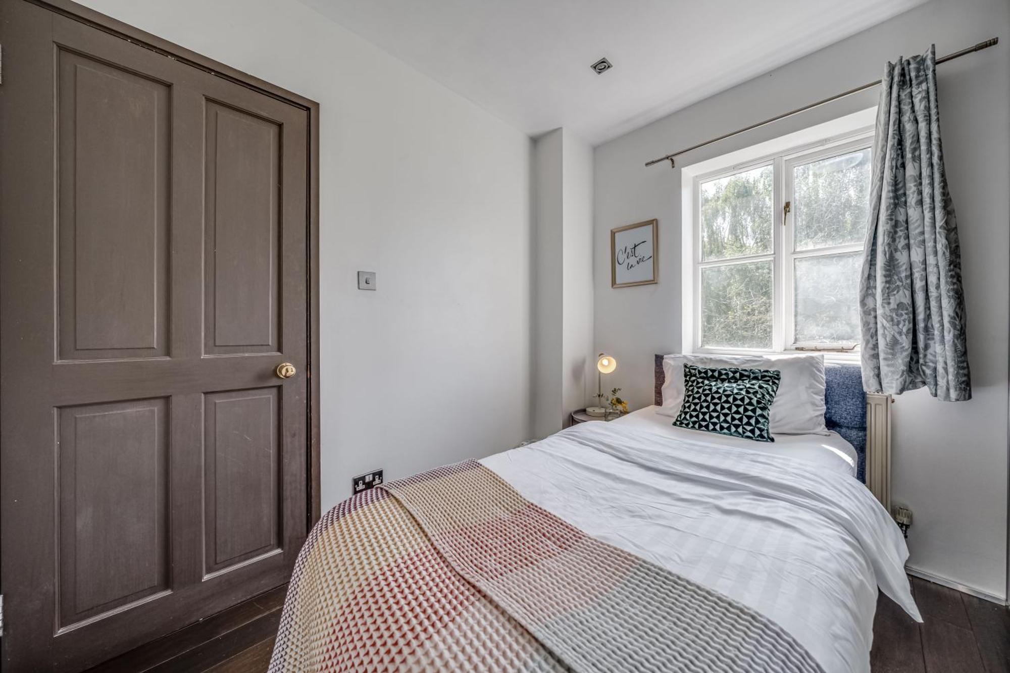 Stepney Gated Area With Parking & Garden Apartment