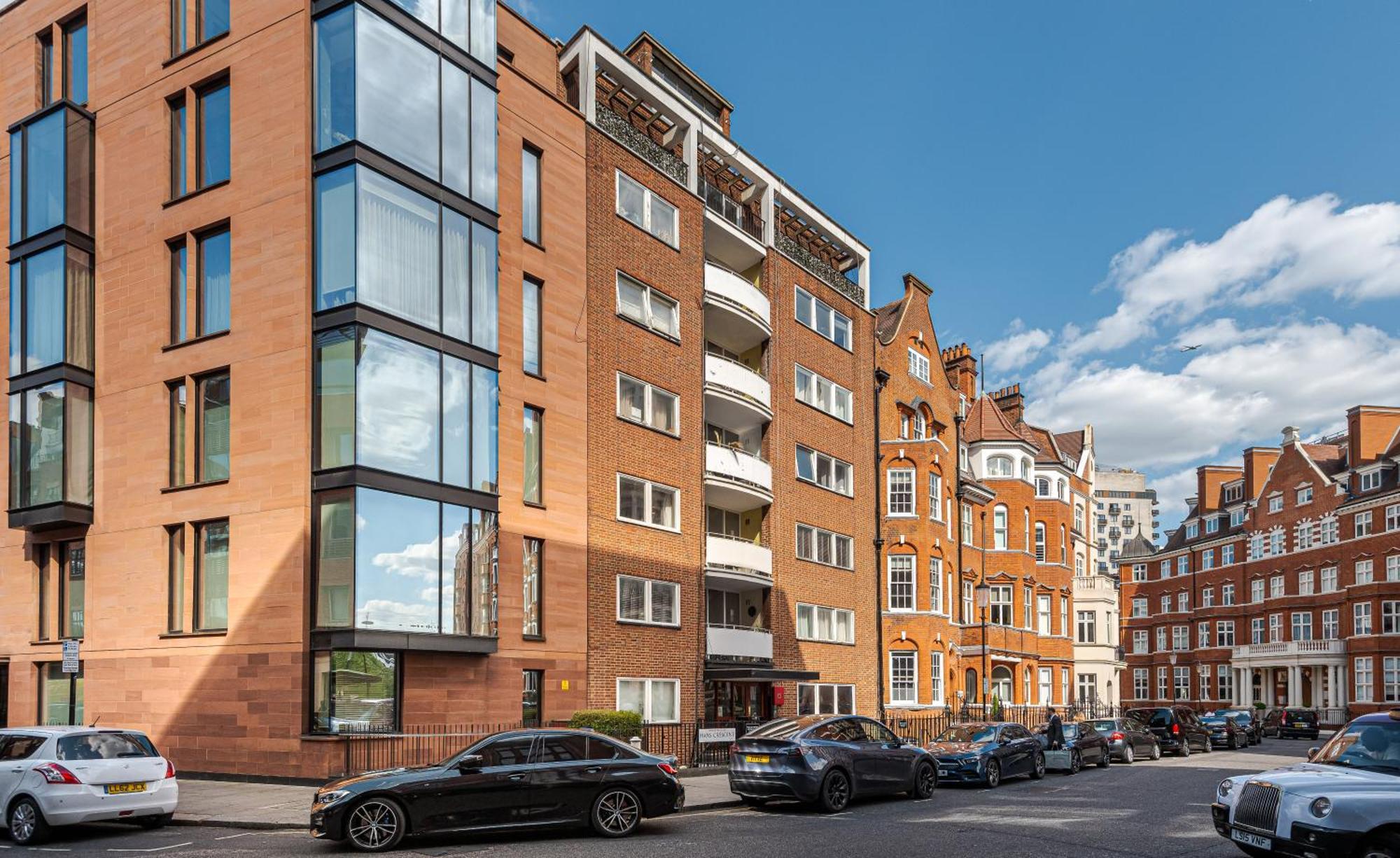 Modern Knightsbridge Ground Floor Apartment With Ac Steps Away From Harrods *