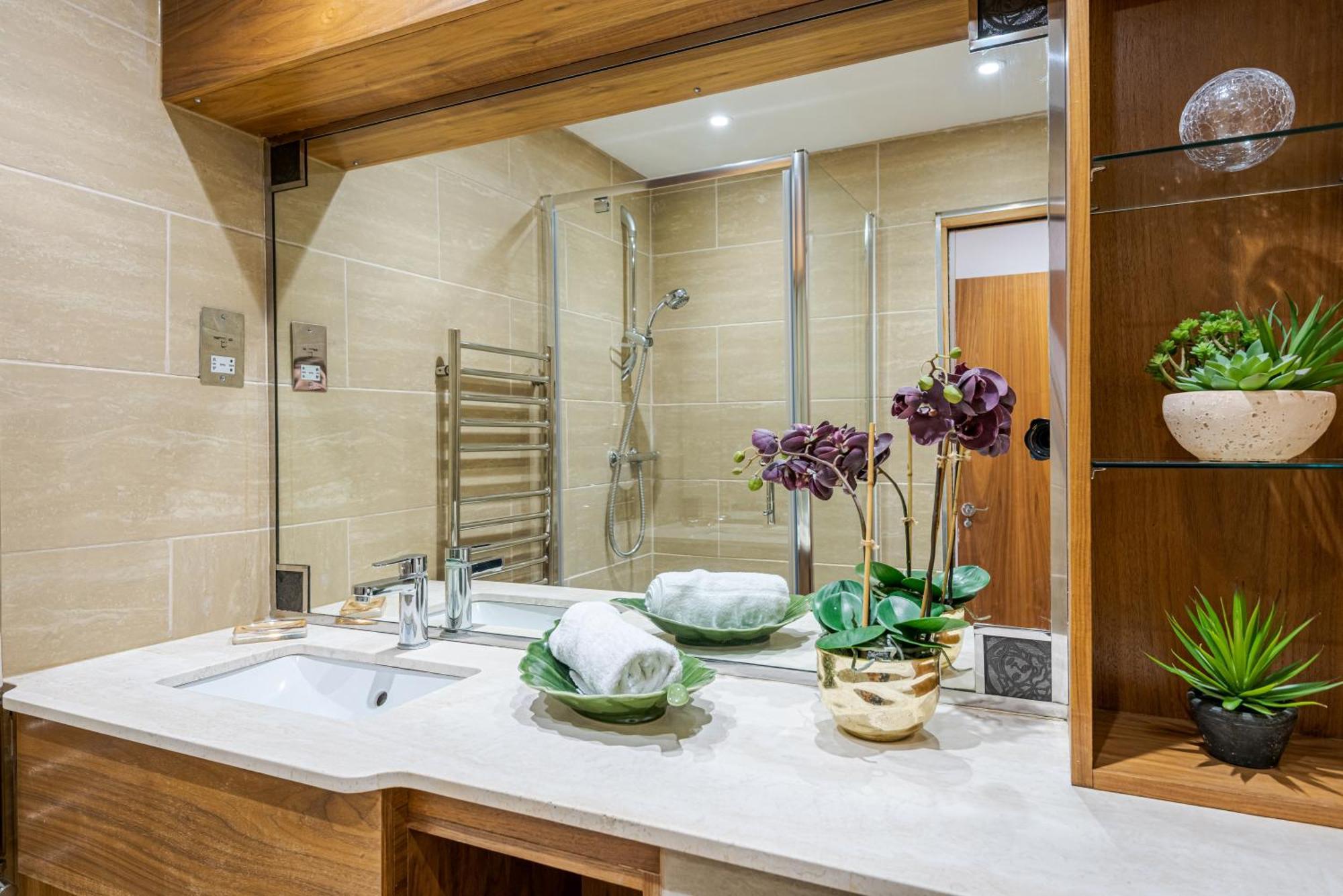 Modern Knightsbridge Ground Floor Apartment With Ac Steps Away From Harrods
