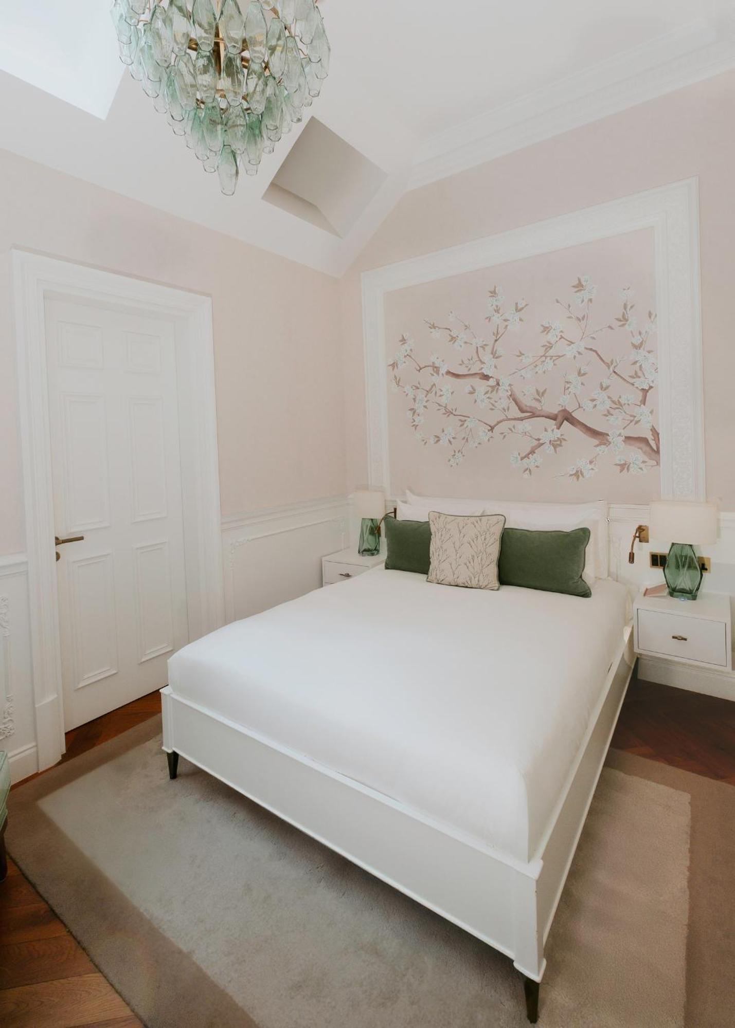 2 Chesham Hotel