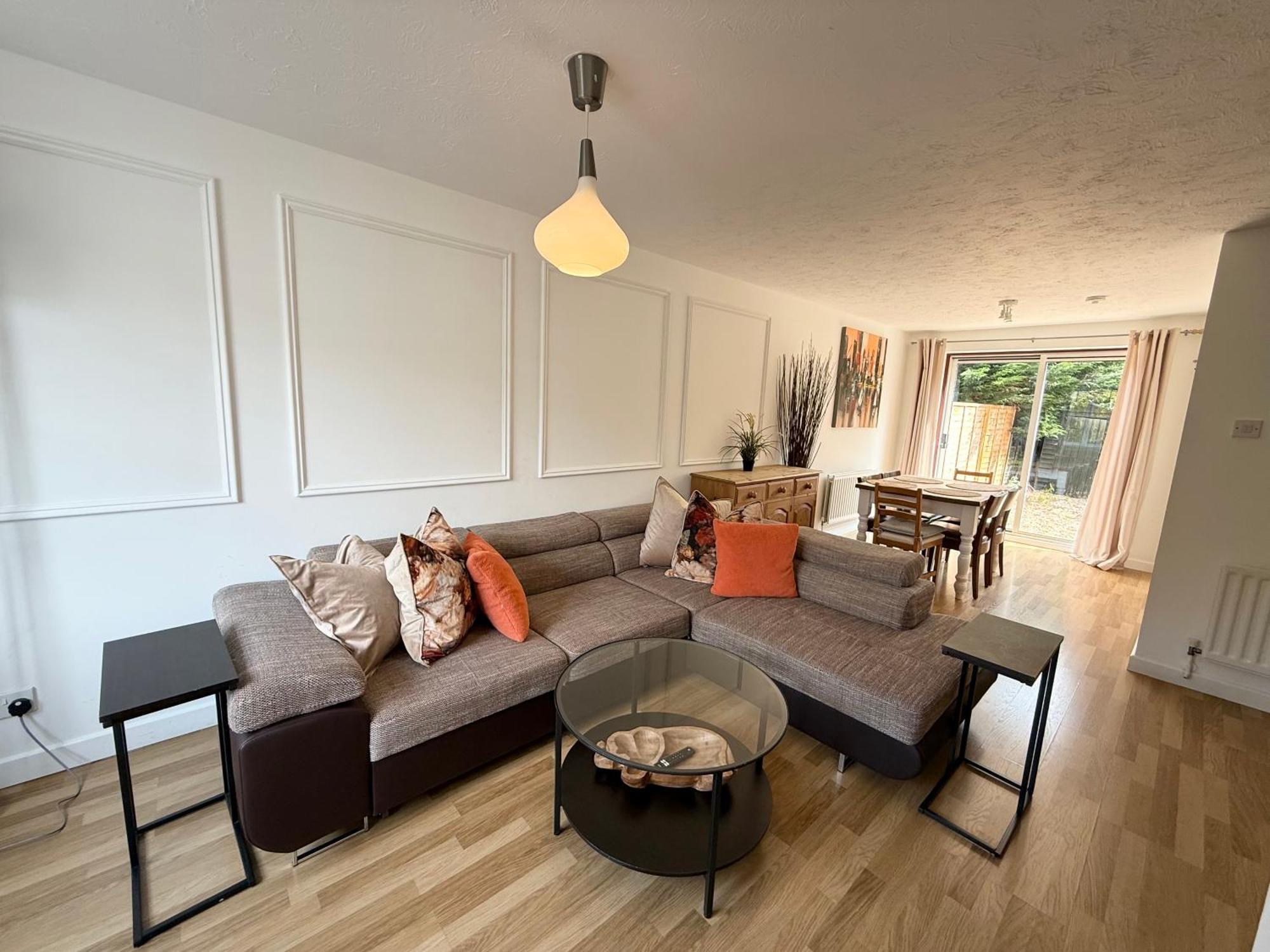 3 Bed House With Parking And Garden Near Tower Bridge *
