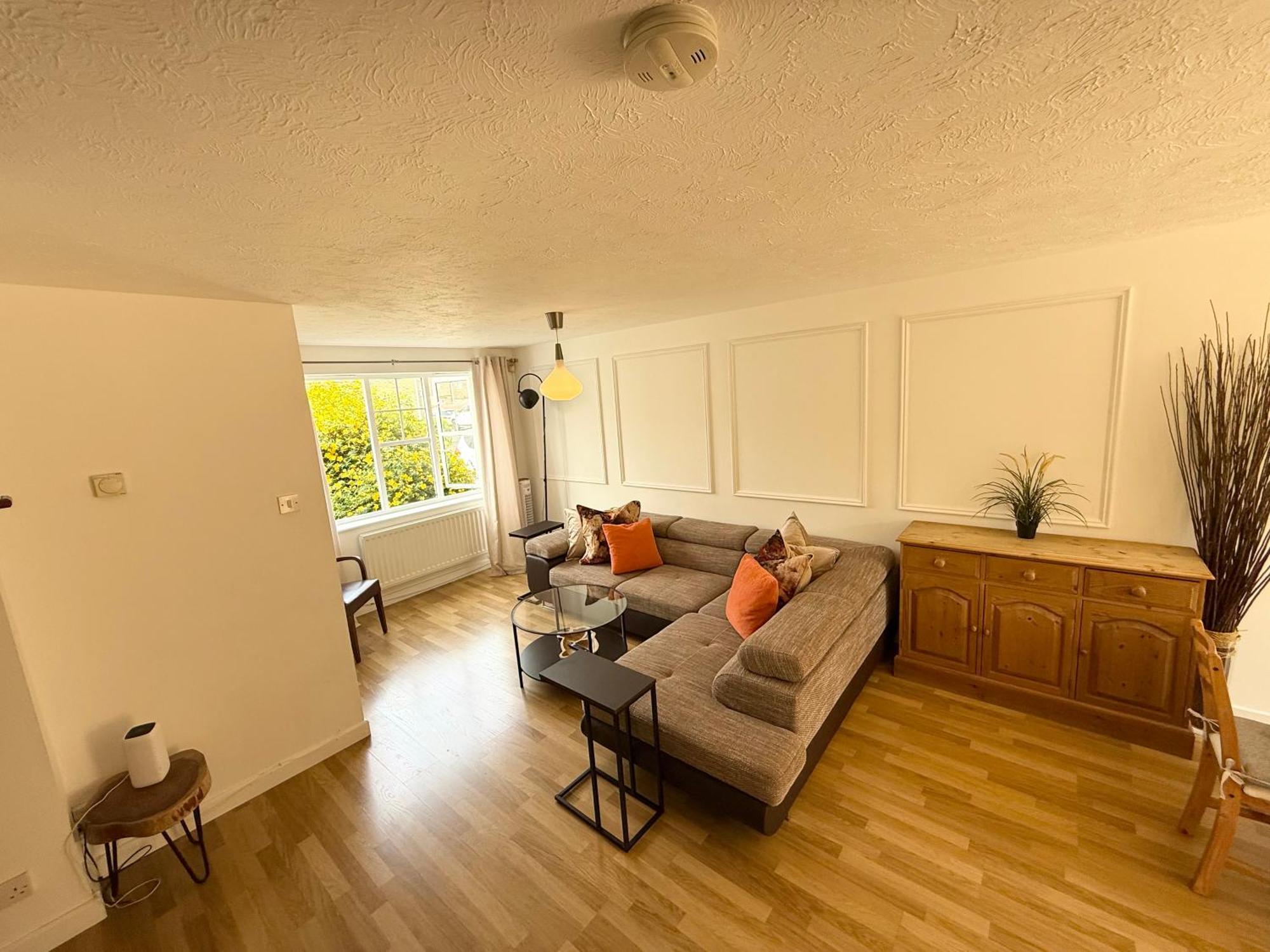 3 Bed House With Parking And Garden Near Tower Bridge *