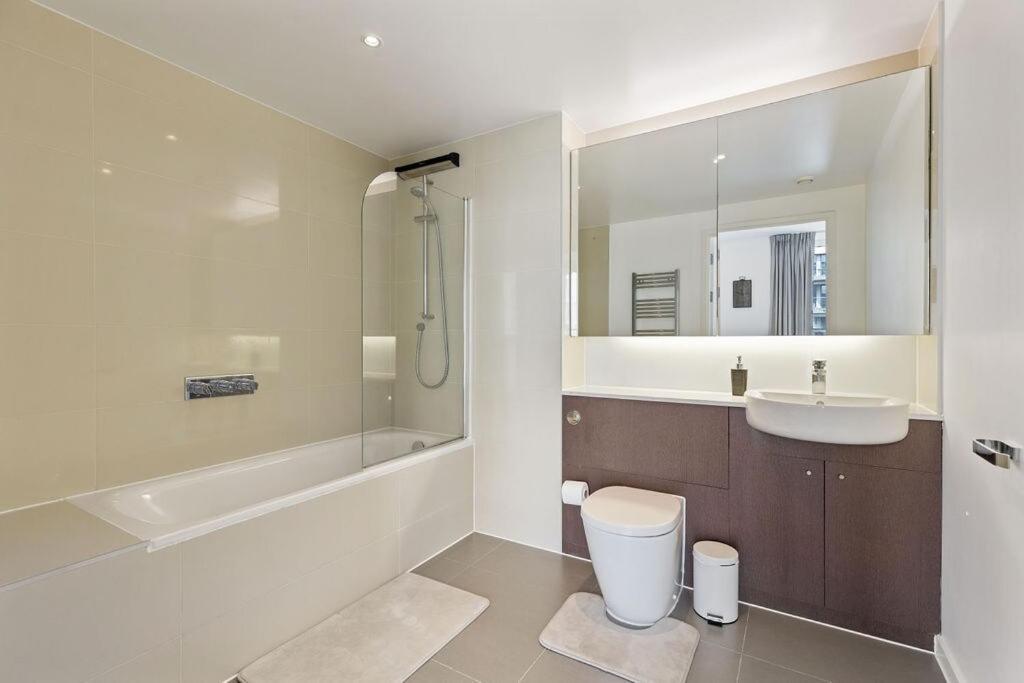 Luxury 2 Bed In Olympic Village Appartement Londen