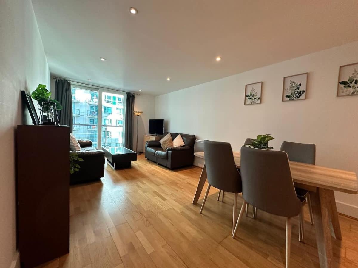 Compact 2 Bed Good Transport Links London