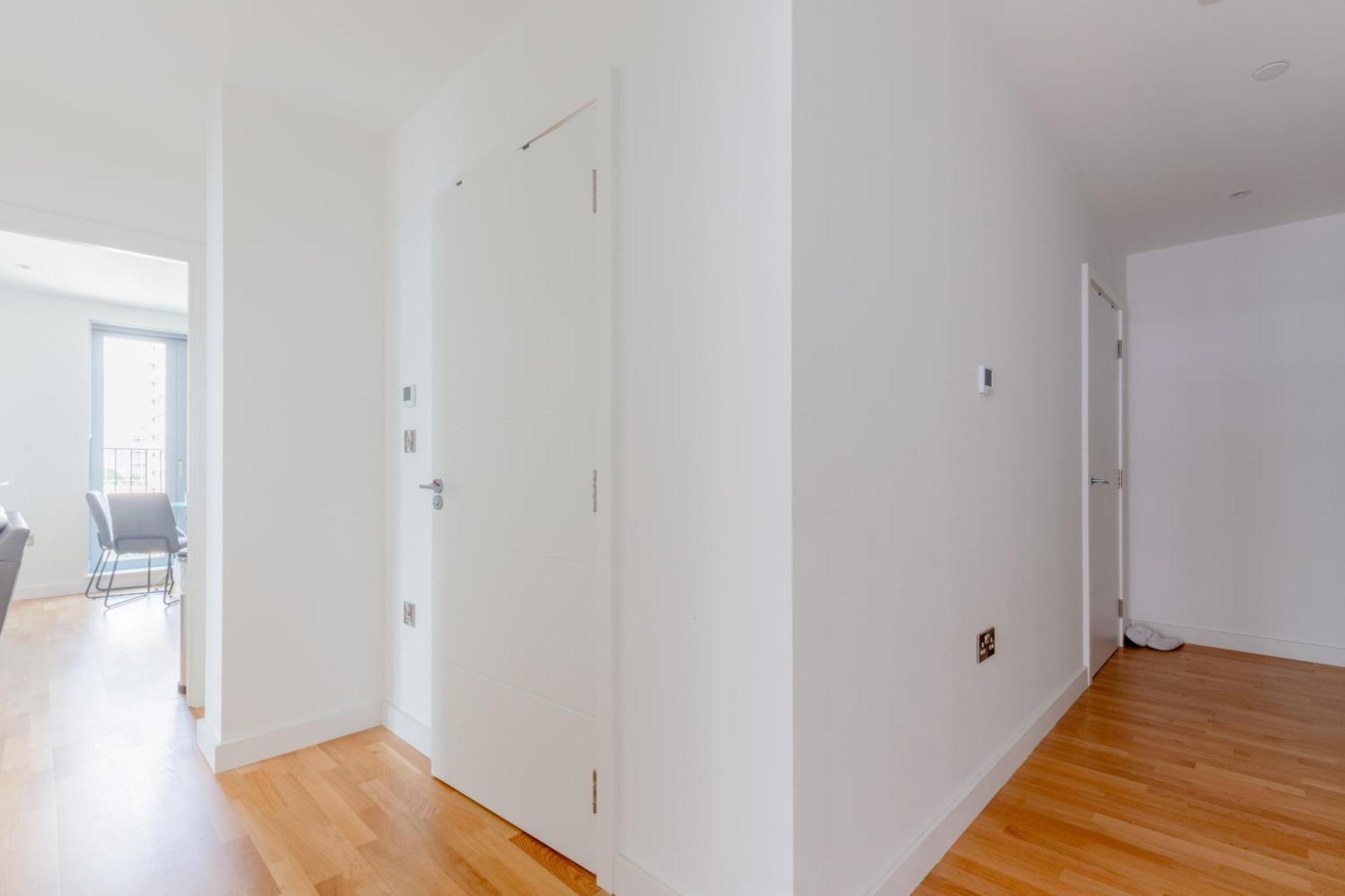 Chic 2bd Flat With Private Balcony In Battersea Apartment London