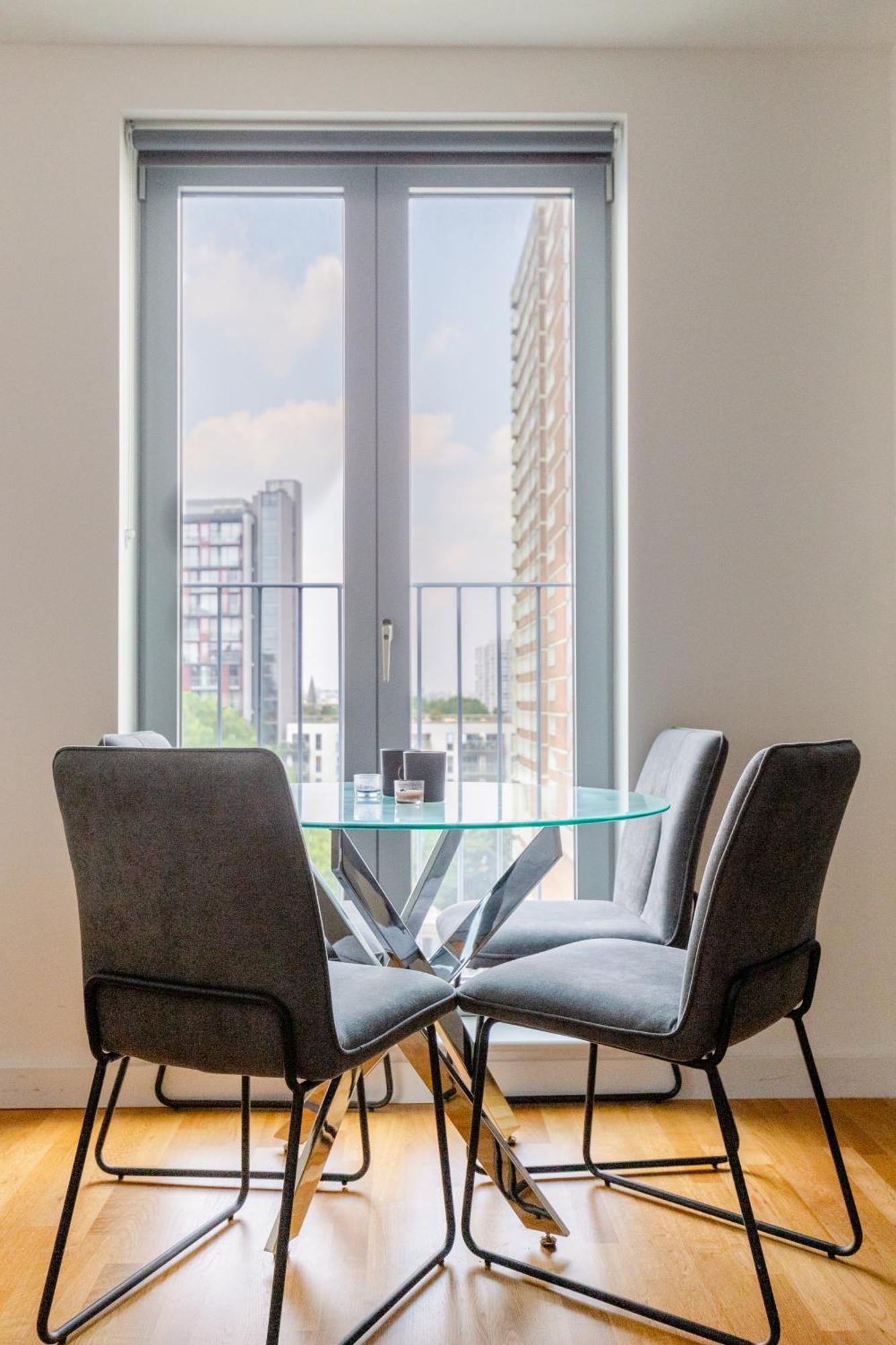 Apartment Chic 2bd Flat With Private Balcony In Battersea *