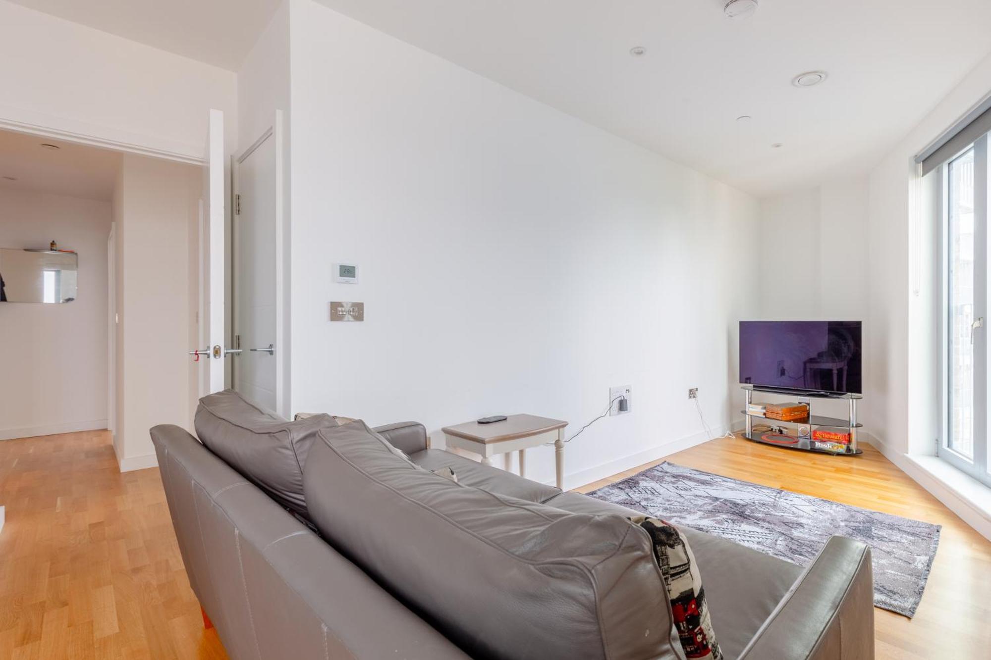Chic 2bd Flat With Private Balcony In Battersea * London