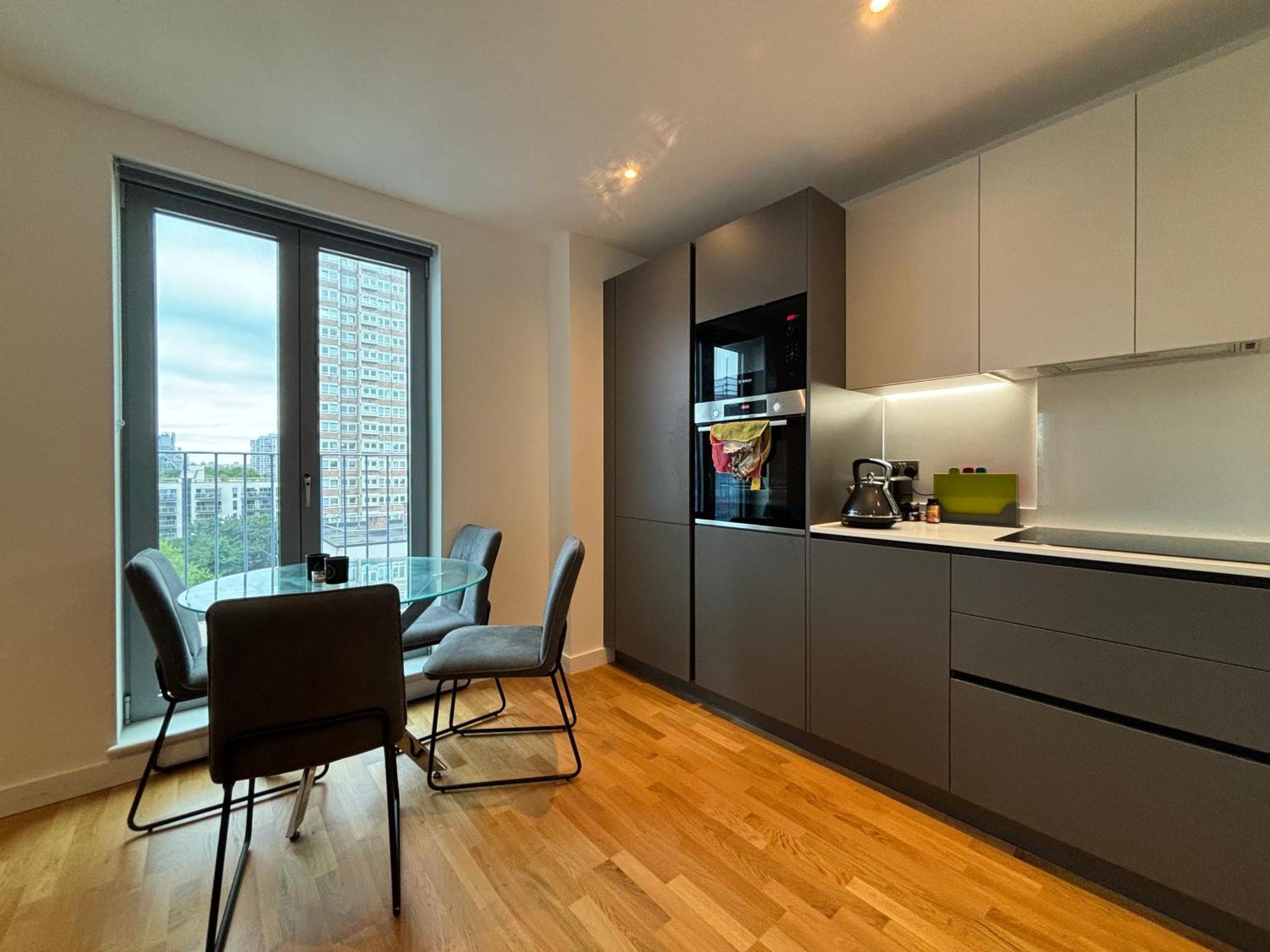 Apartment Chic 2bd Flat With Private Balcony In Battersea London