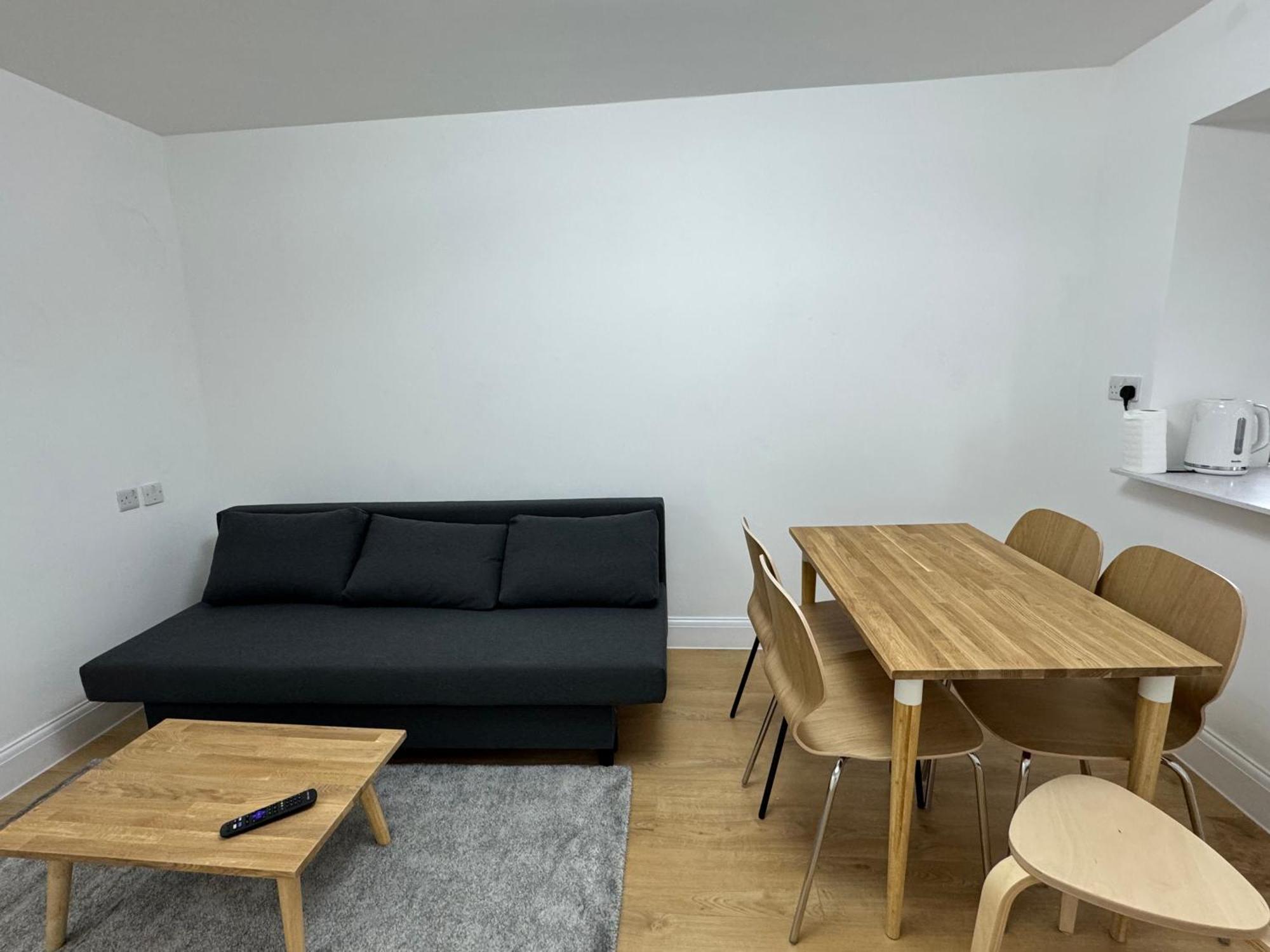 Newly Refurbished 2bd Flat Close To Excel Apartment *