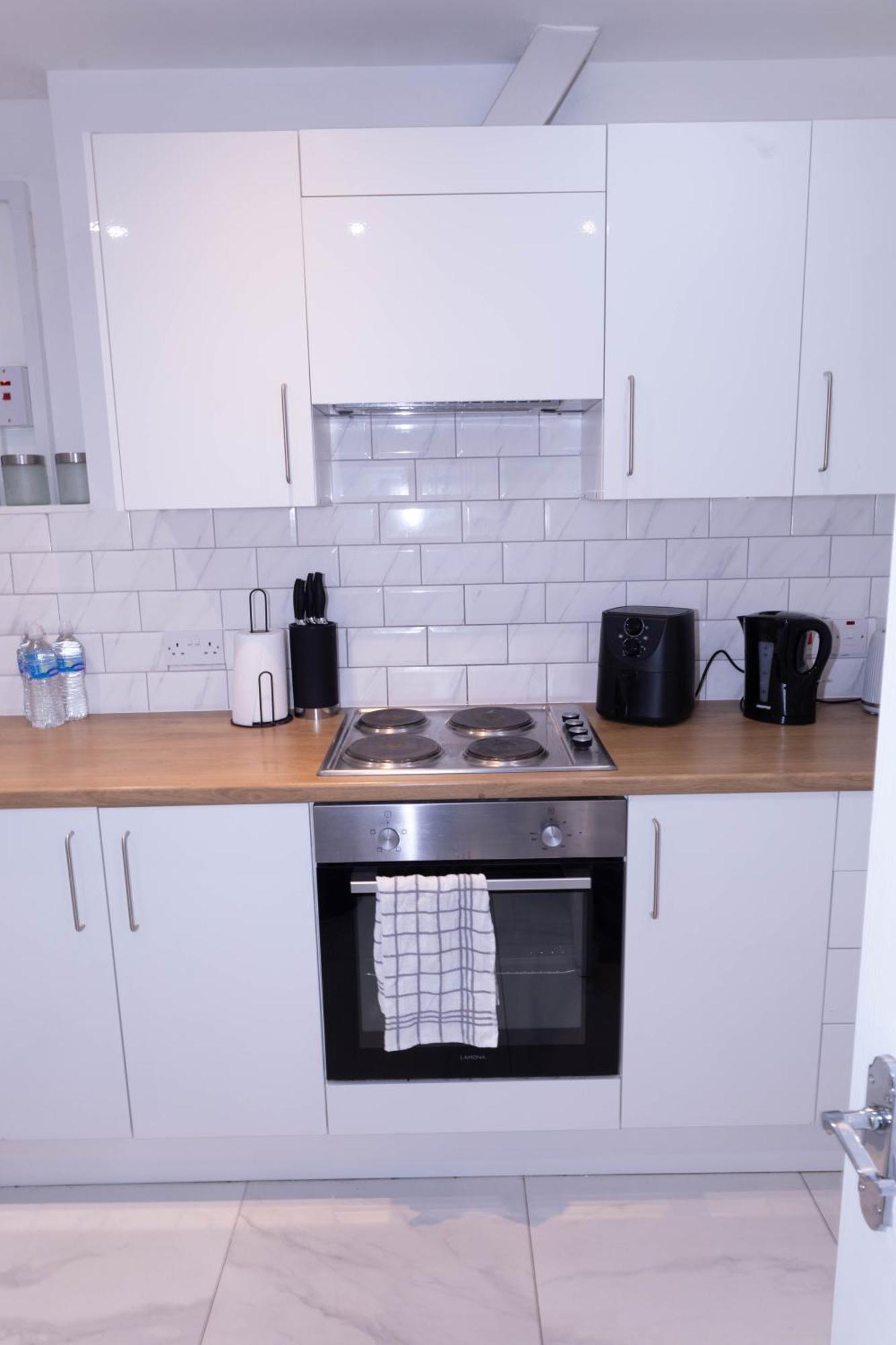 Cosy 3 Bed House In Quiet Neighbourhood - Free Parking *