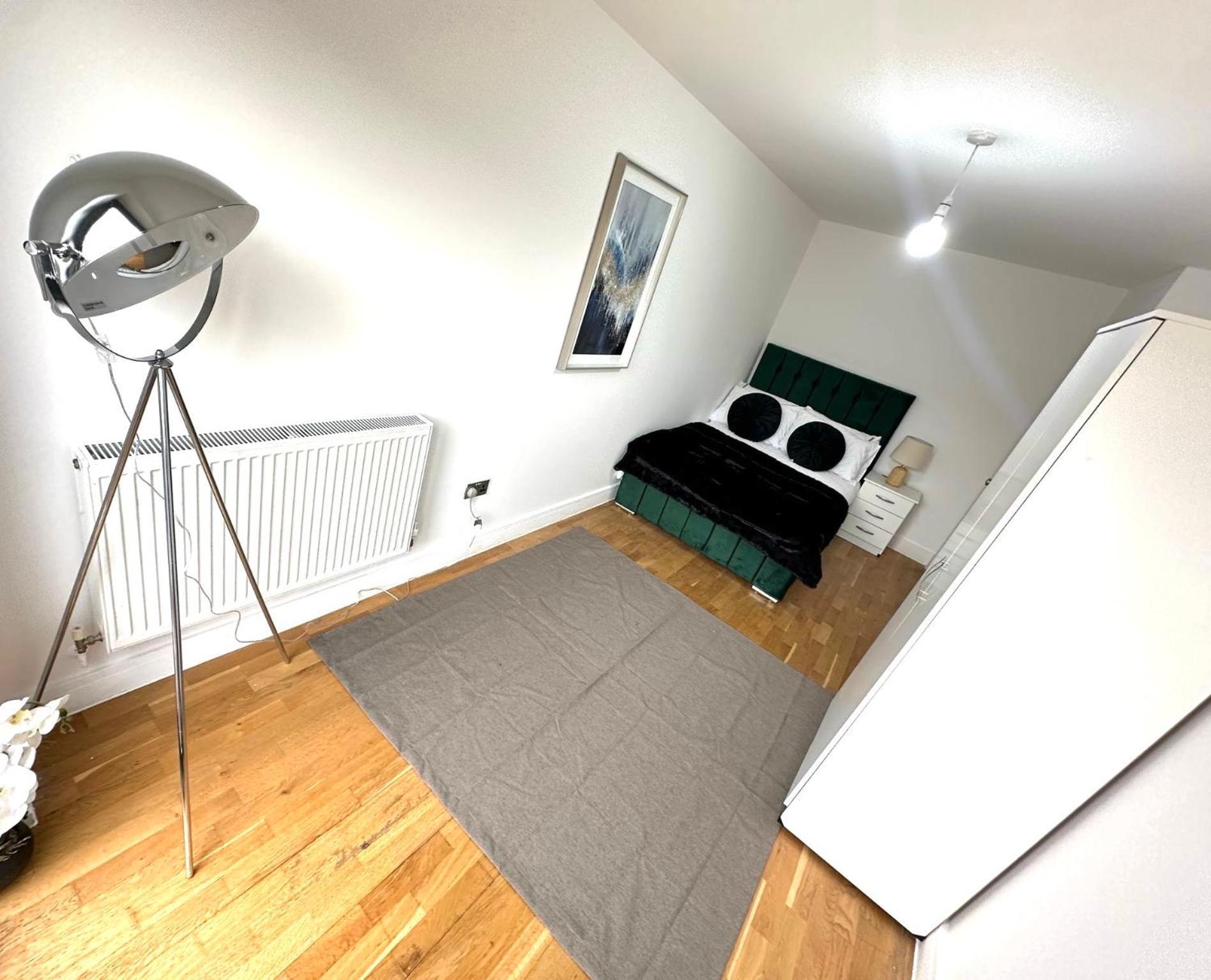 Luxurious Modern 2 Bedroom With 2 Balcony In Whitechapel