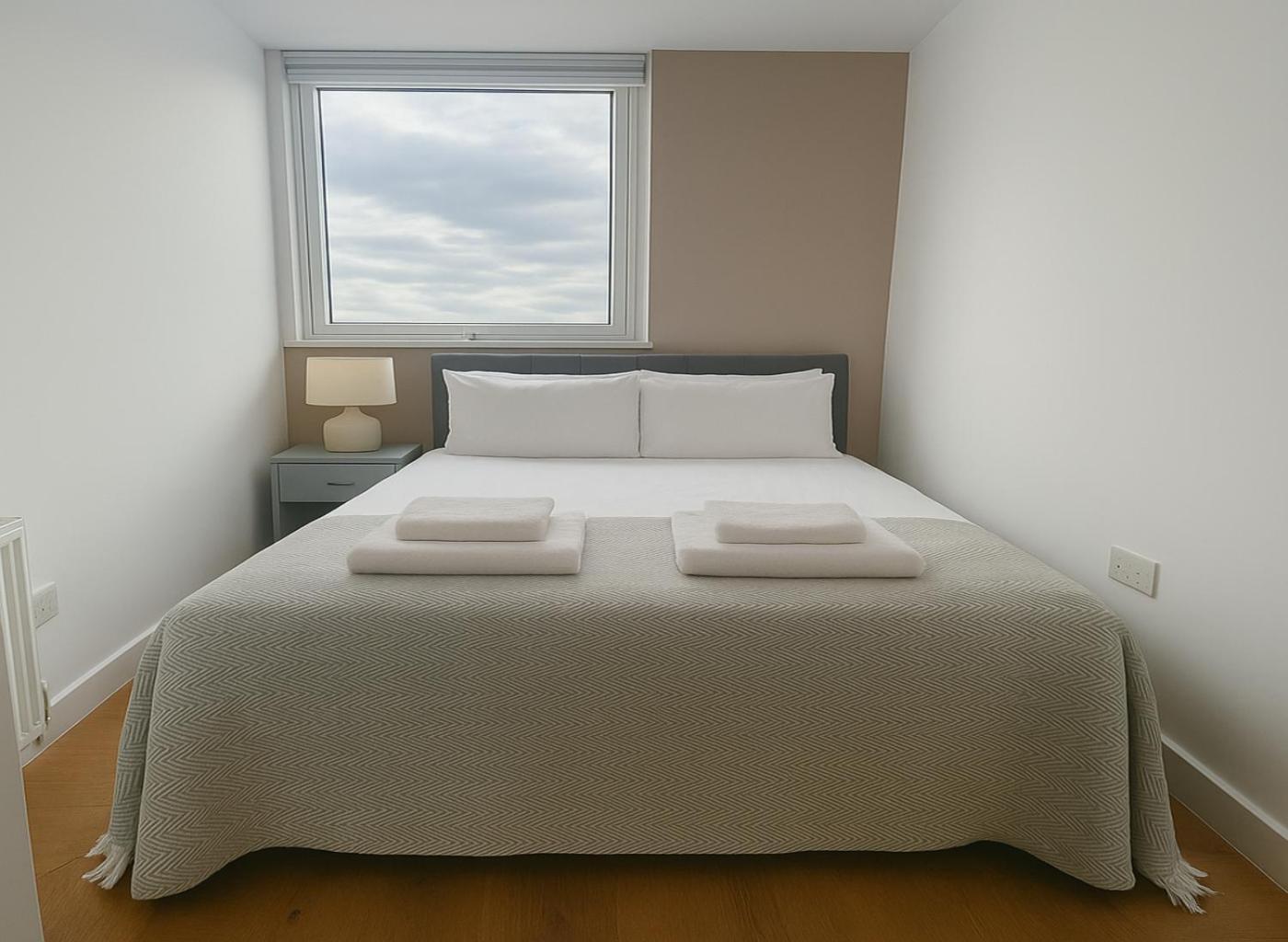 2 Bed Flat Near Westfield Apartment