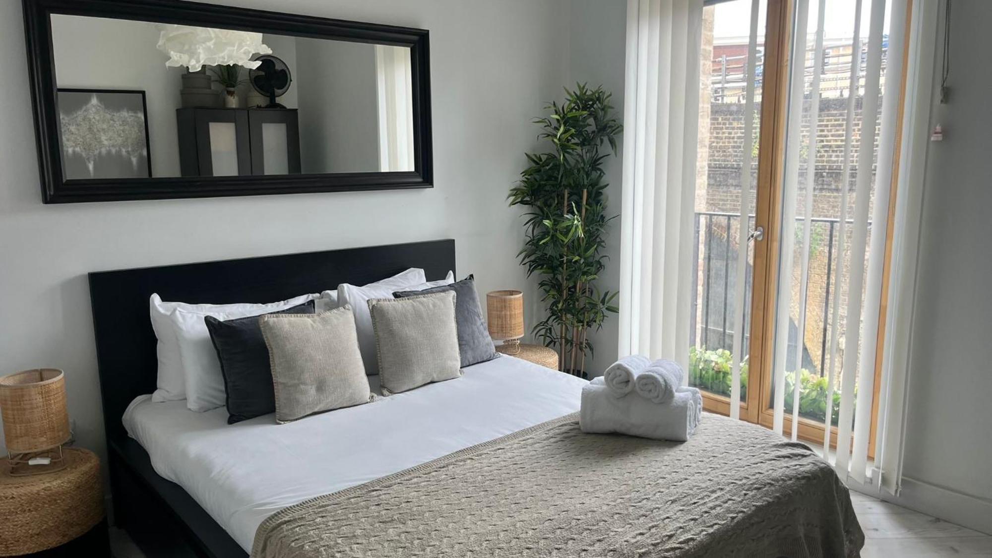 Stunning 2-bed & Balcony In Notting Hill *