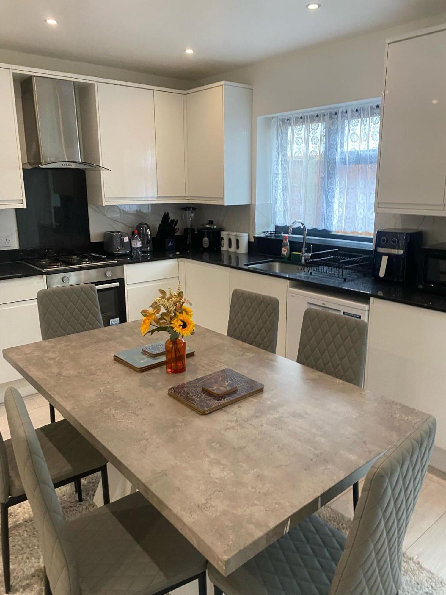 Appartement Vibrant 3br Tottenham Home, Private Garden Wifi Parking Free On Request *
