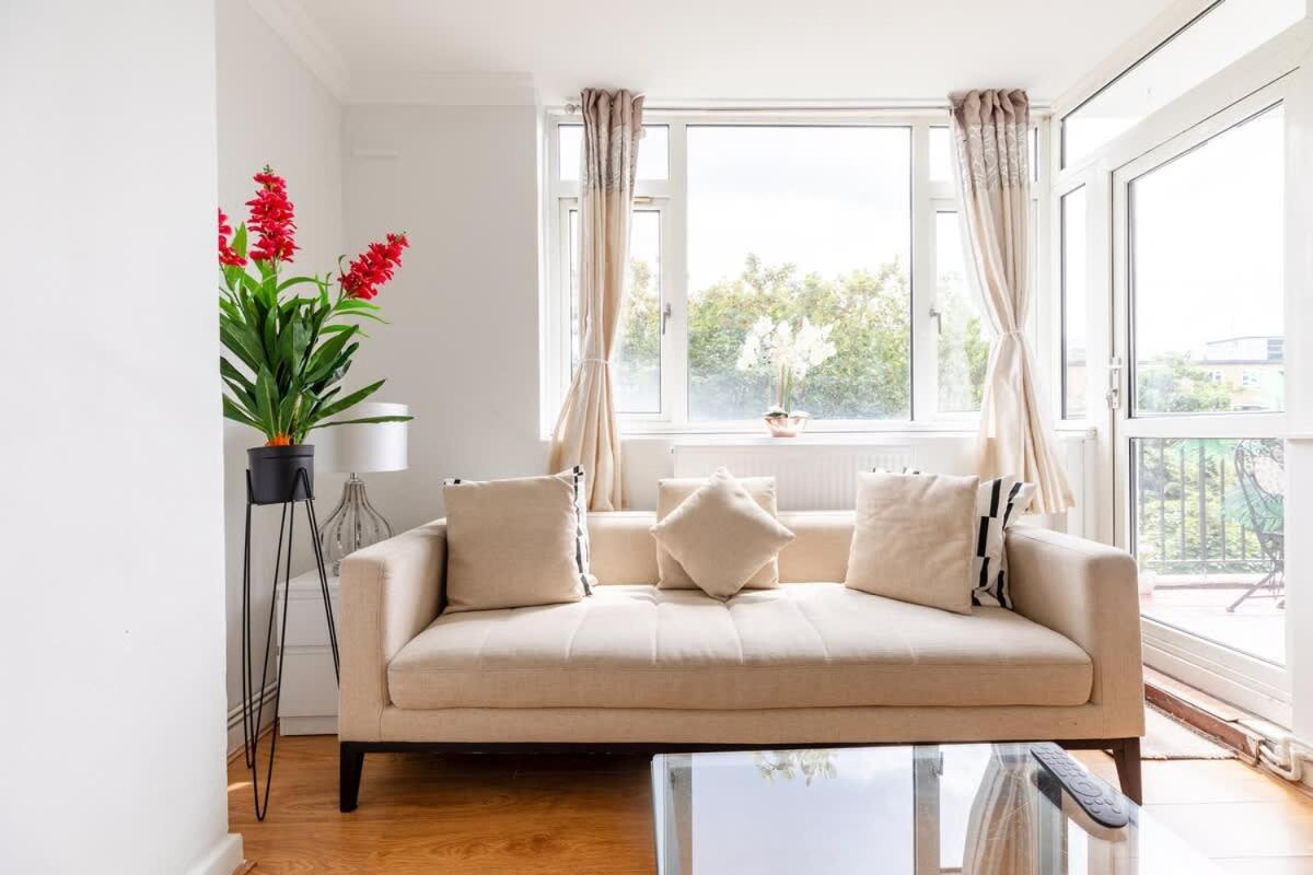 Cosy 3 Bed Flat Near London's Highlights *