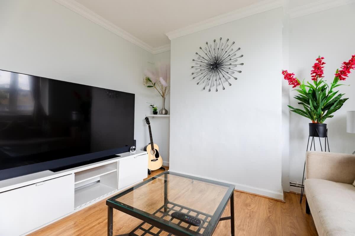Cosy 3 Bed Flat Near London's Highlights Hébergement de vacances
