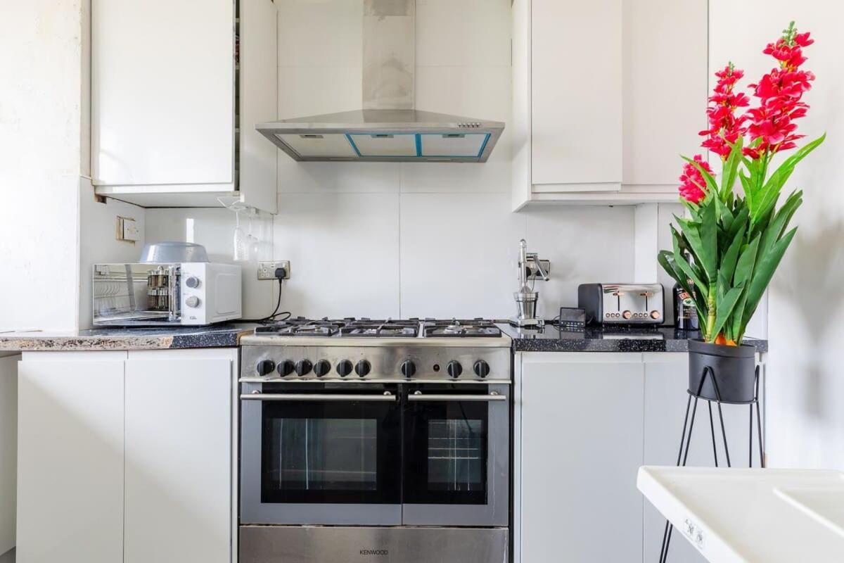 Cosy 3 Bed Flat Near London's Highlights Hébergement de vacances *
