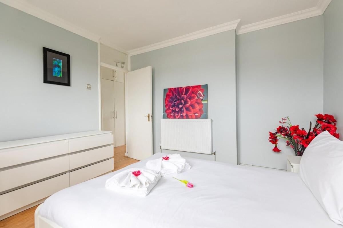 Cosy 3 Bed Flat Near London's Highlights *