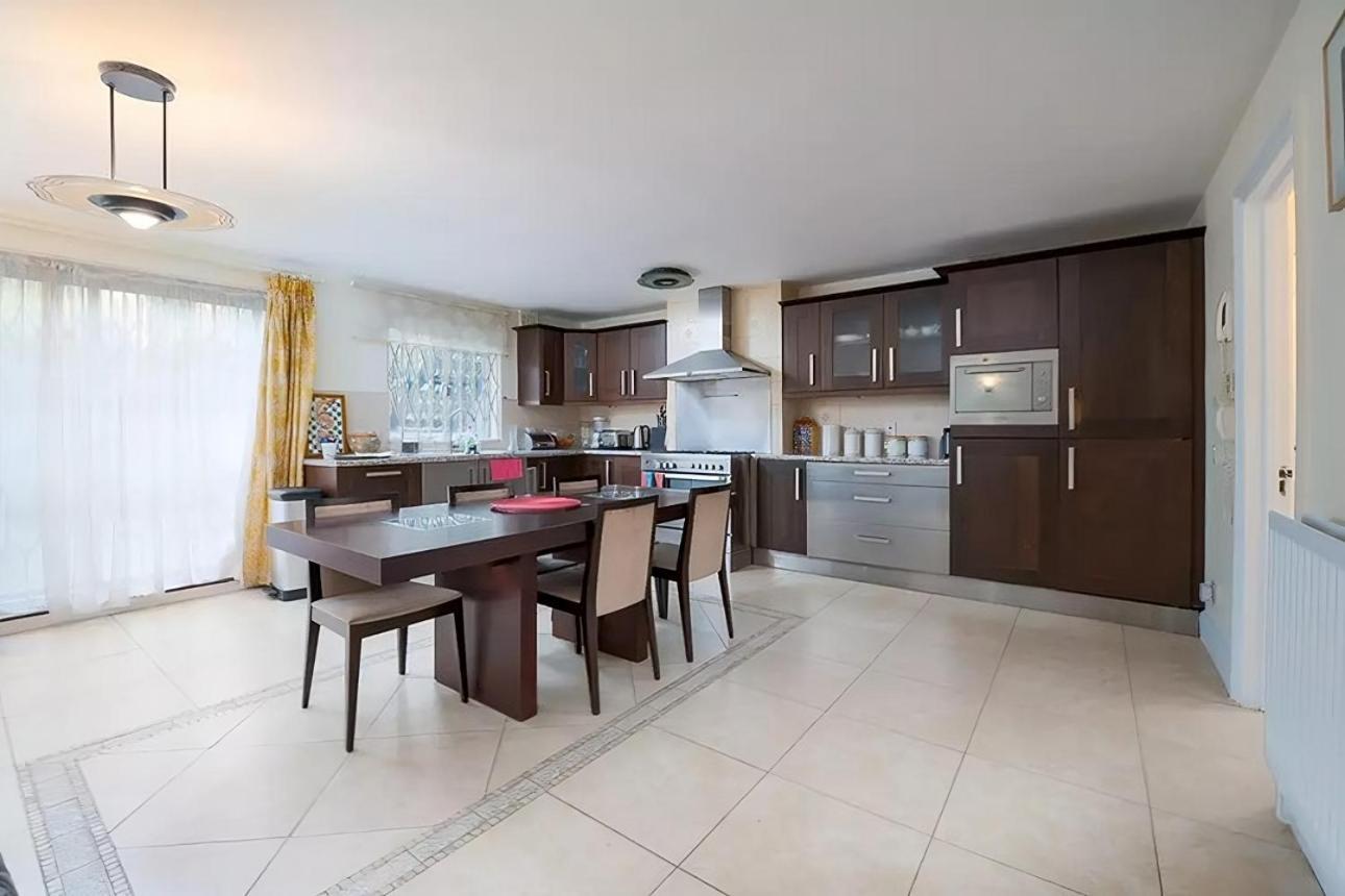 Сasa de vacaciones Spacious 2-bedroom Townhouse With Garden & Patio Londres