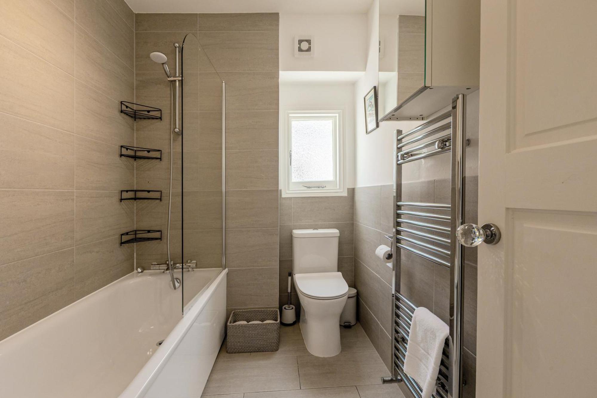 New! Cosy 2br Victorian Flat, Zone 2, Mins To Tube Apartment *