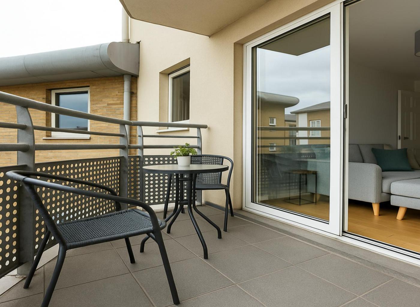 Flat With Balcony In Bow Apartment
