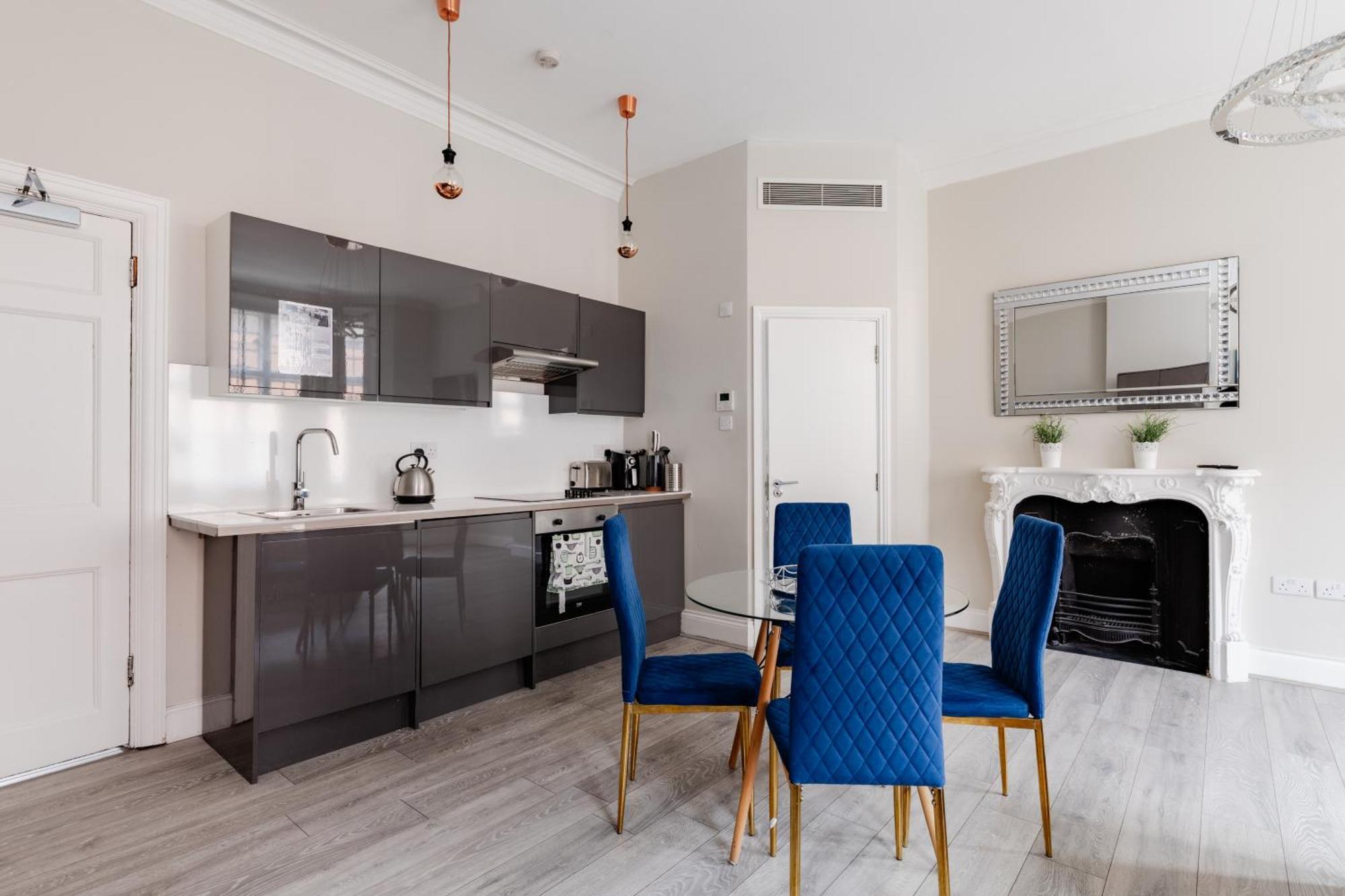 In The Heart Of High Street Kensington Apartment *