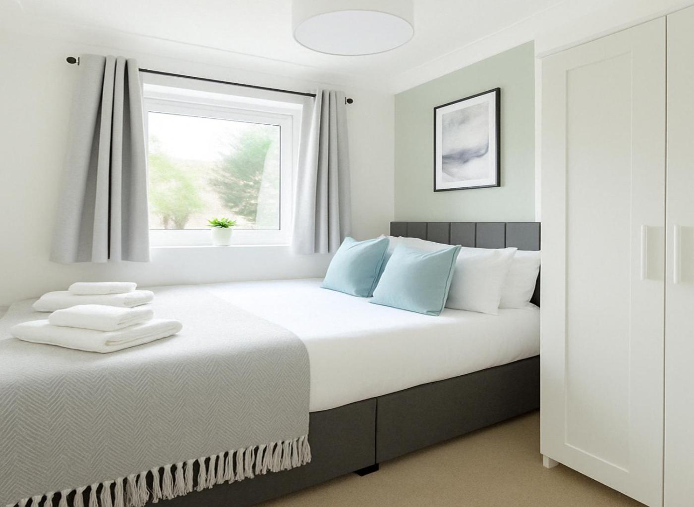 2 Bed Flat In Bridge Apartment London