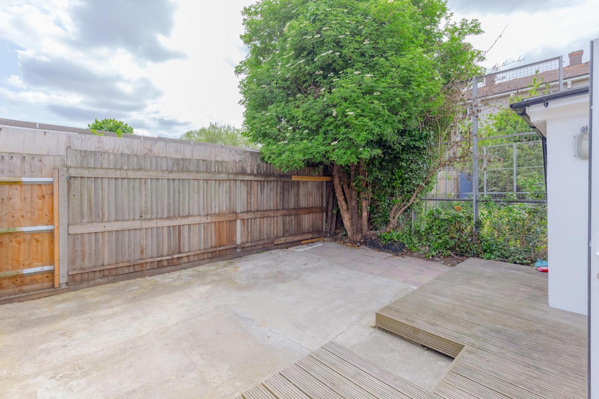 1bd Flat With Patio - 5 Min To Airport Apartment