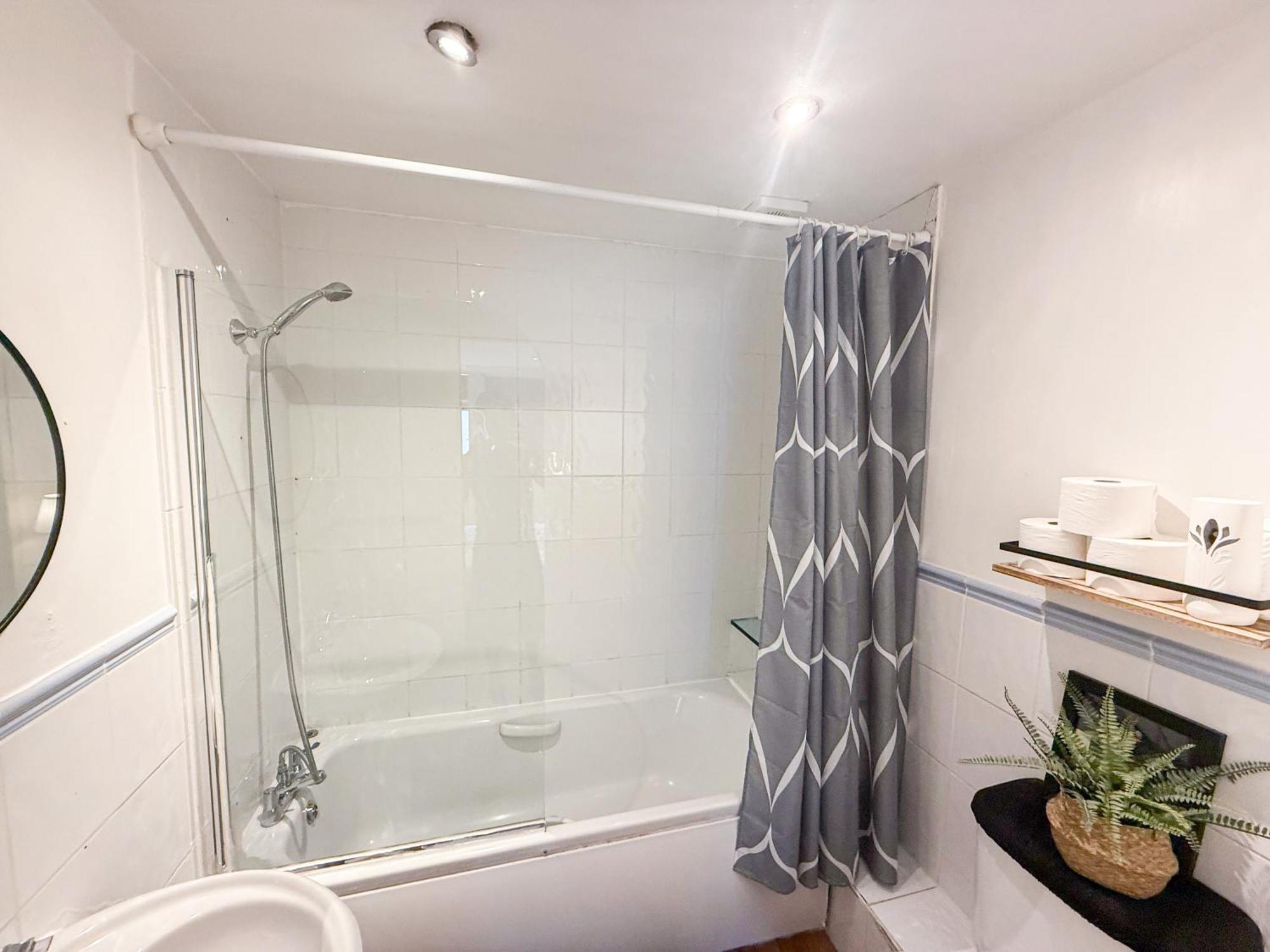 Lovely 1 Bedroom Flat In West Kensington London, Shepherd's Bush