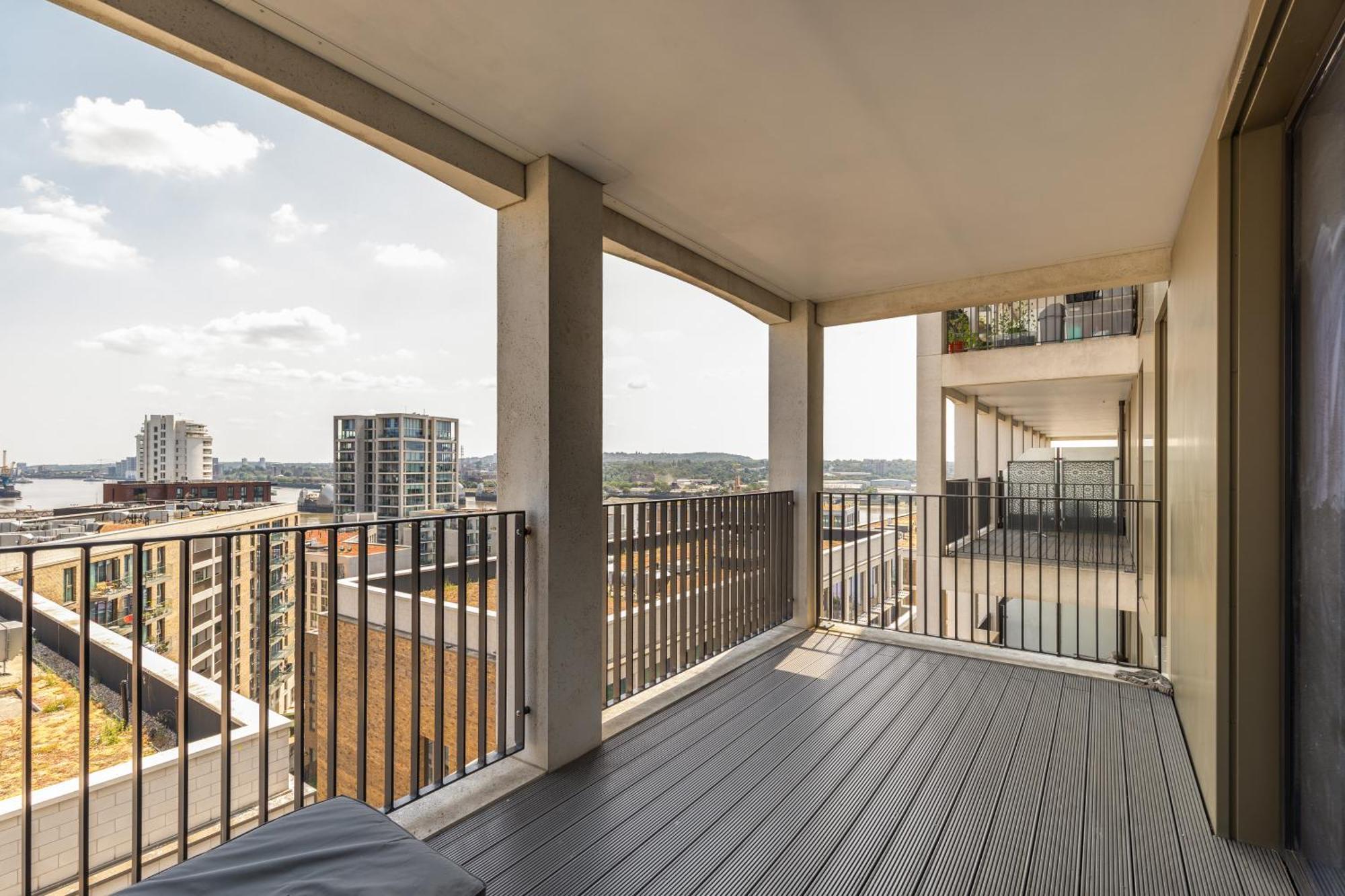 Spacious Modern 1 Bed Apartment. *