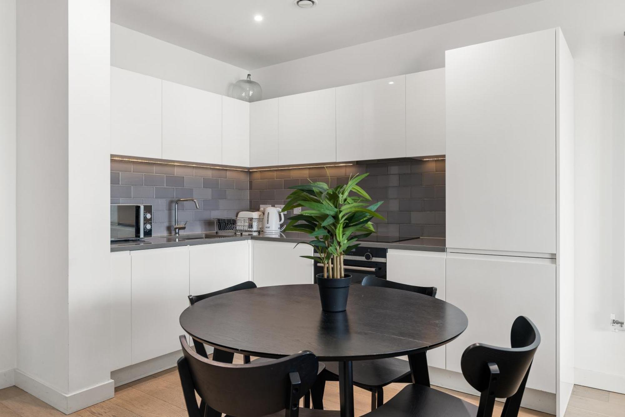 Spacious Modern 1 Bed Apartment. *