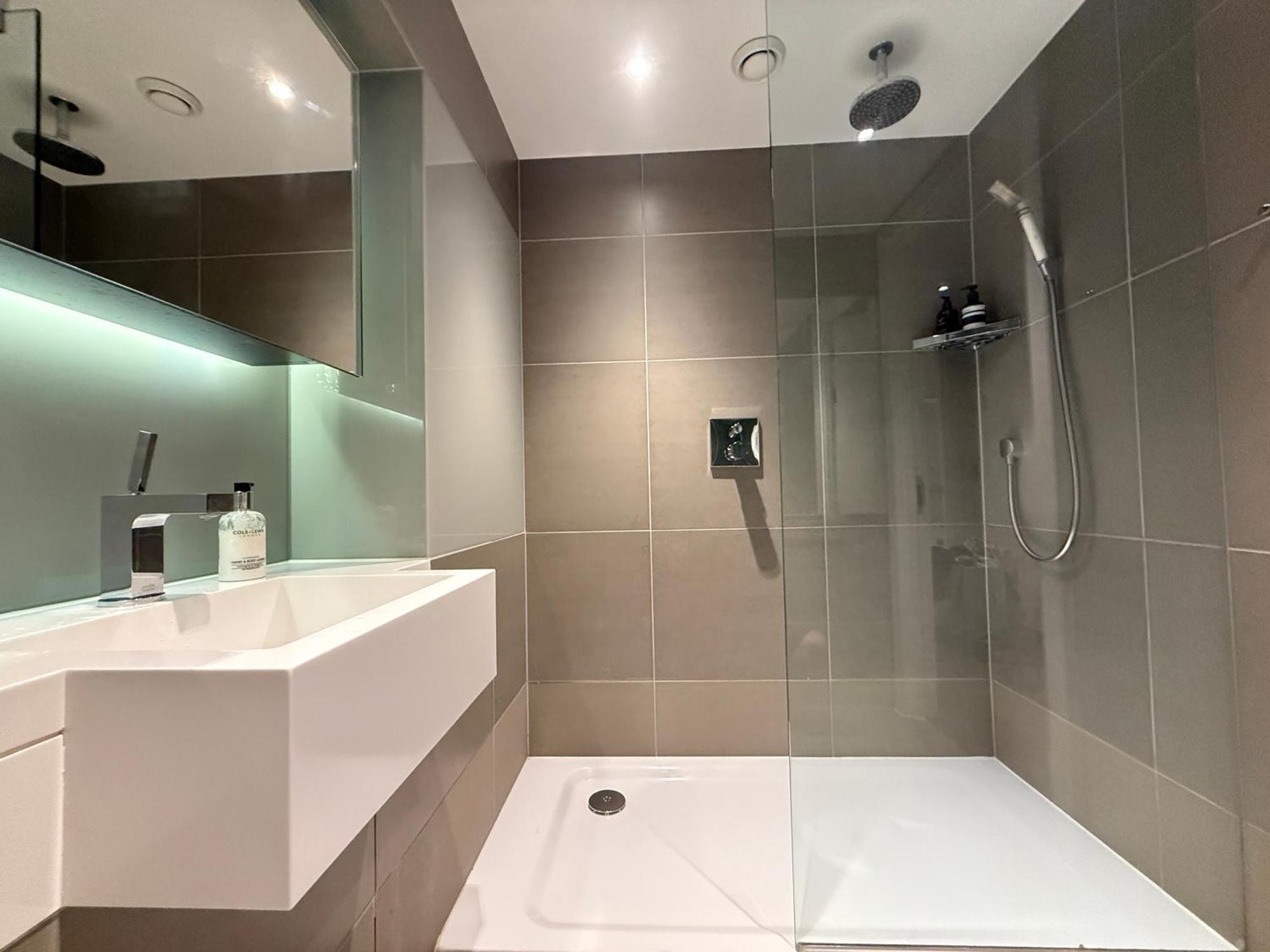Luxurious And Spacious Near Us Embassy Apartamento *