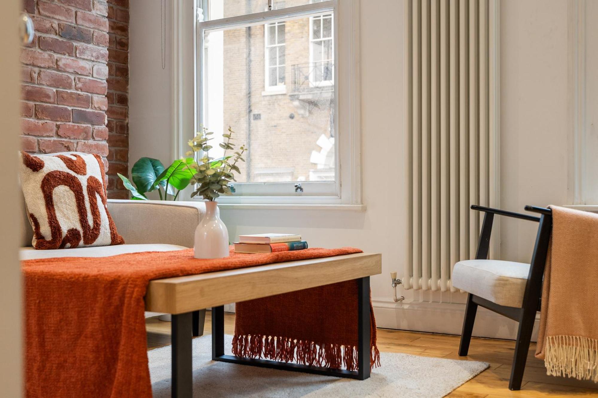 Hidden Gem In Location - Beautiful 2 Bed Apartamento *