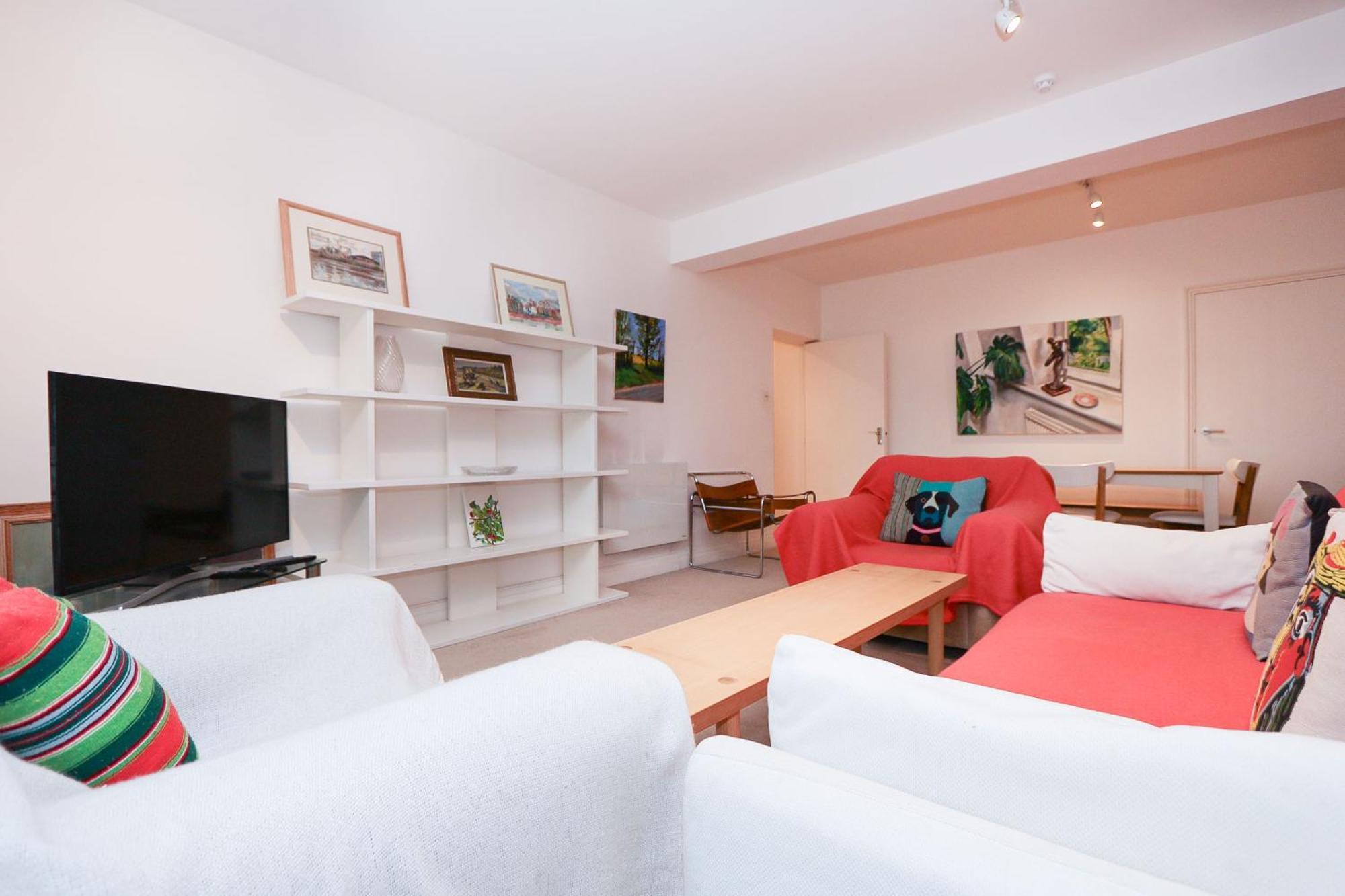 Elegant 2-bedroom Getaway W Terrace & Garden Views Apartamento