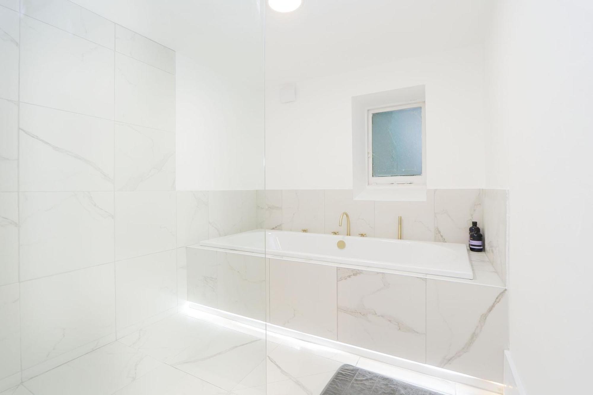 Elegant 2-bedroom Getaway W Terrace & Garden Views Apartamento Londres