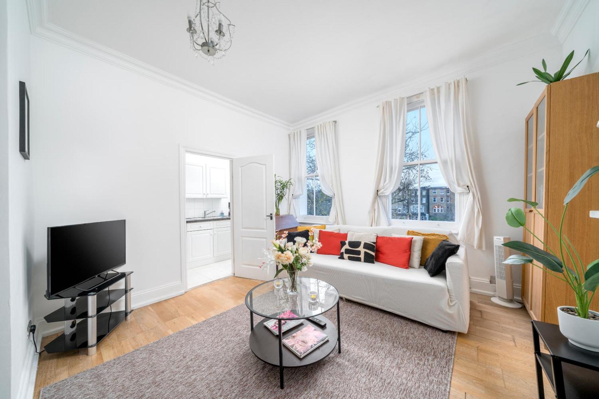 & Charming 2-3 Bed In Kensington, 2 Minutes To Tube, Piccadilly & District Lines, Stunning Garden Views *