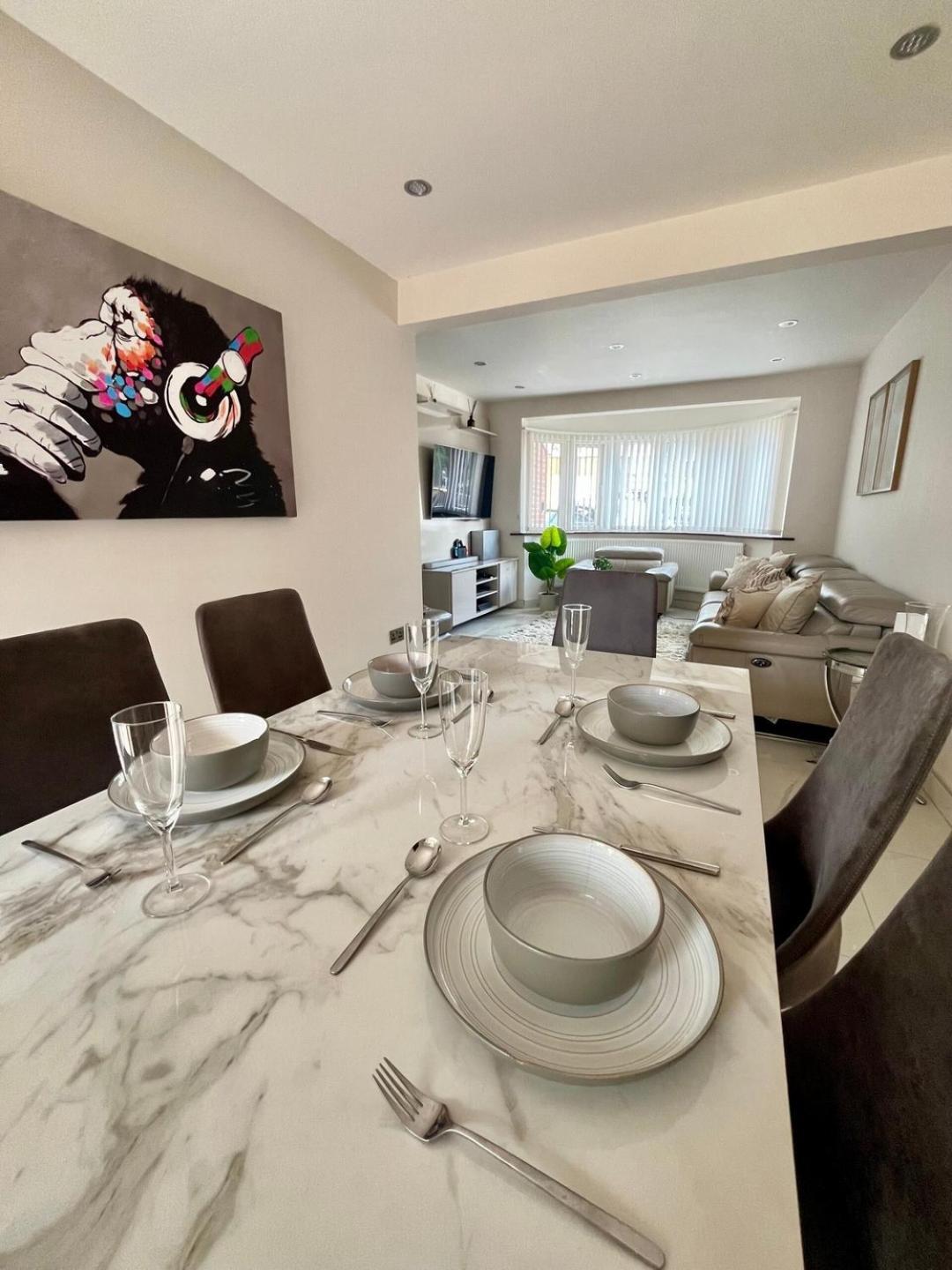 Stylish 2 Bedroom House Wembley * Londres