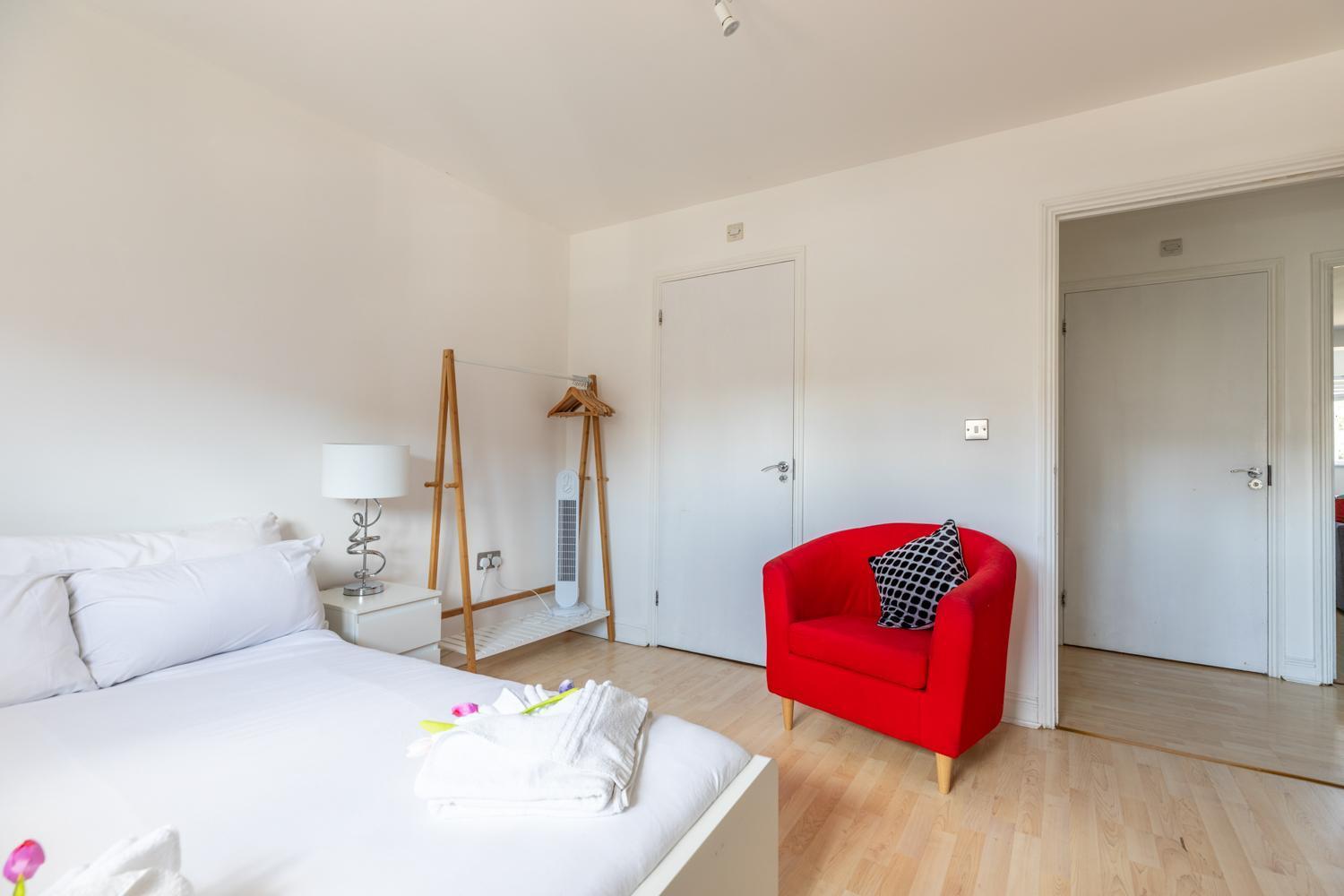 Apartment Skyline Haven - Modern 2b, Parking, Wifi & 4ktv *