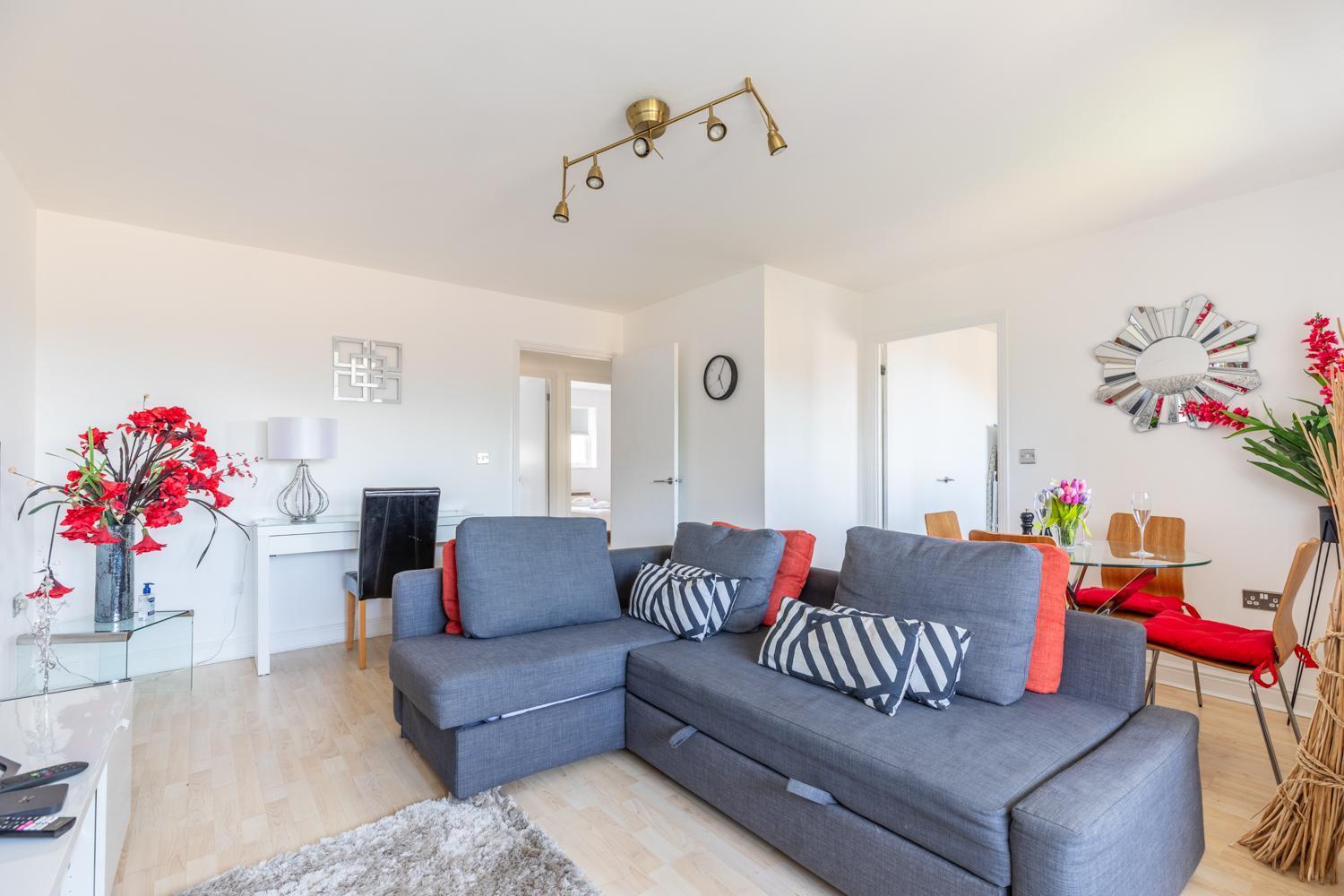 Skyline Haven - Modern 2b, Parking, Wifi & 4ktv Apartment *