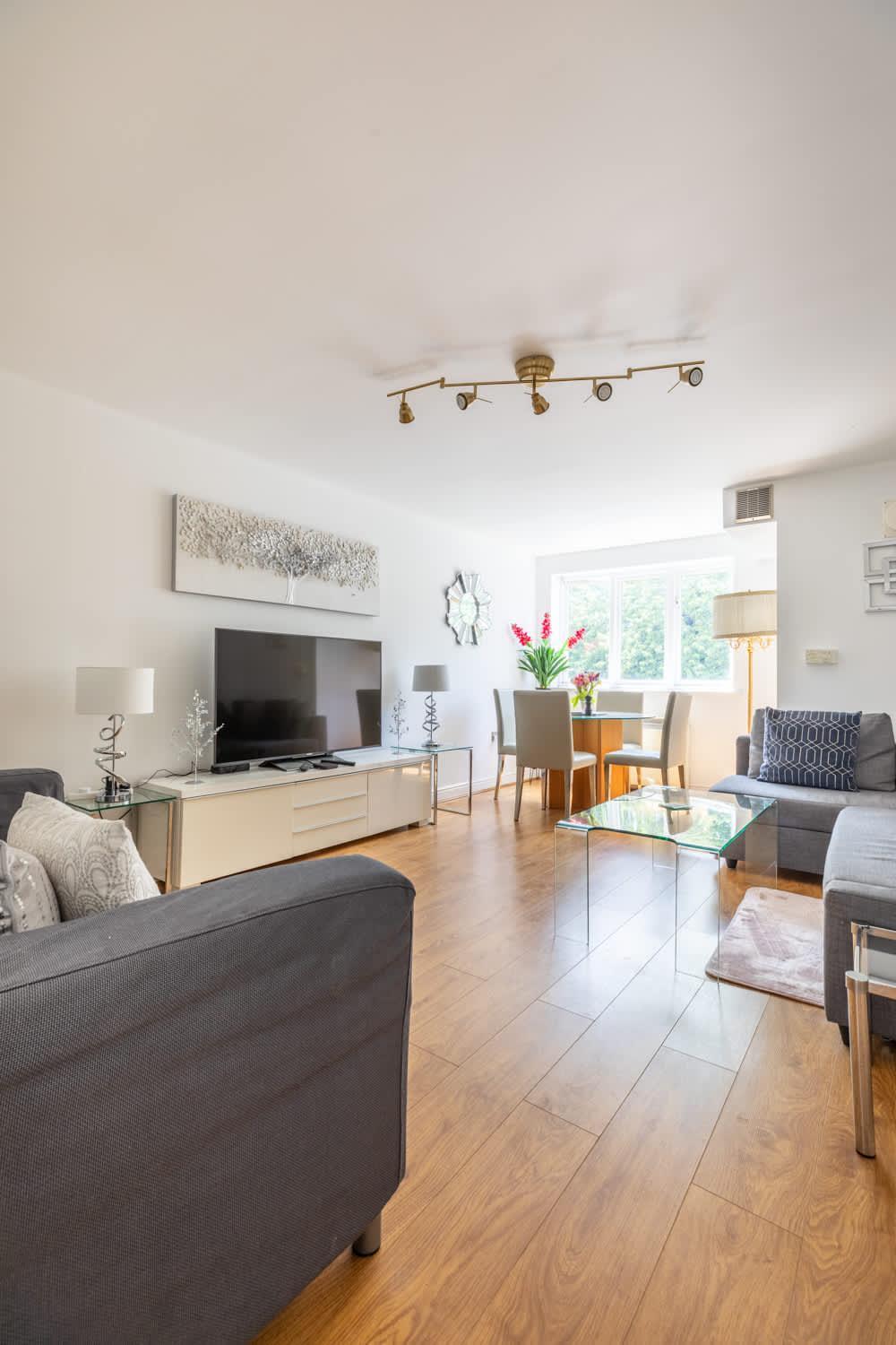 Modern 2br - 25min To Casa de férias Londres