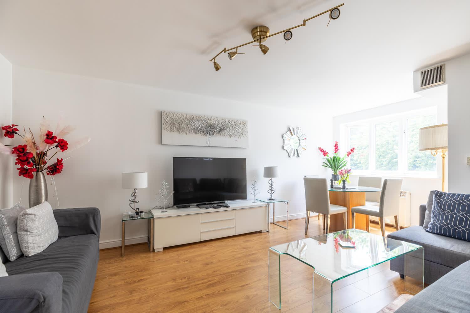 Modern 2br - 25min To Casa de férias Londres