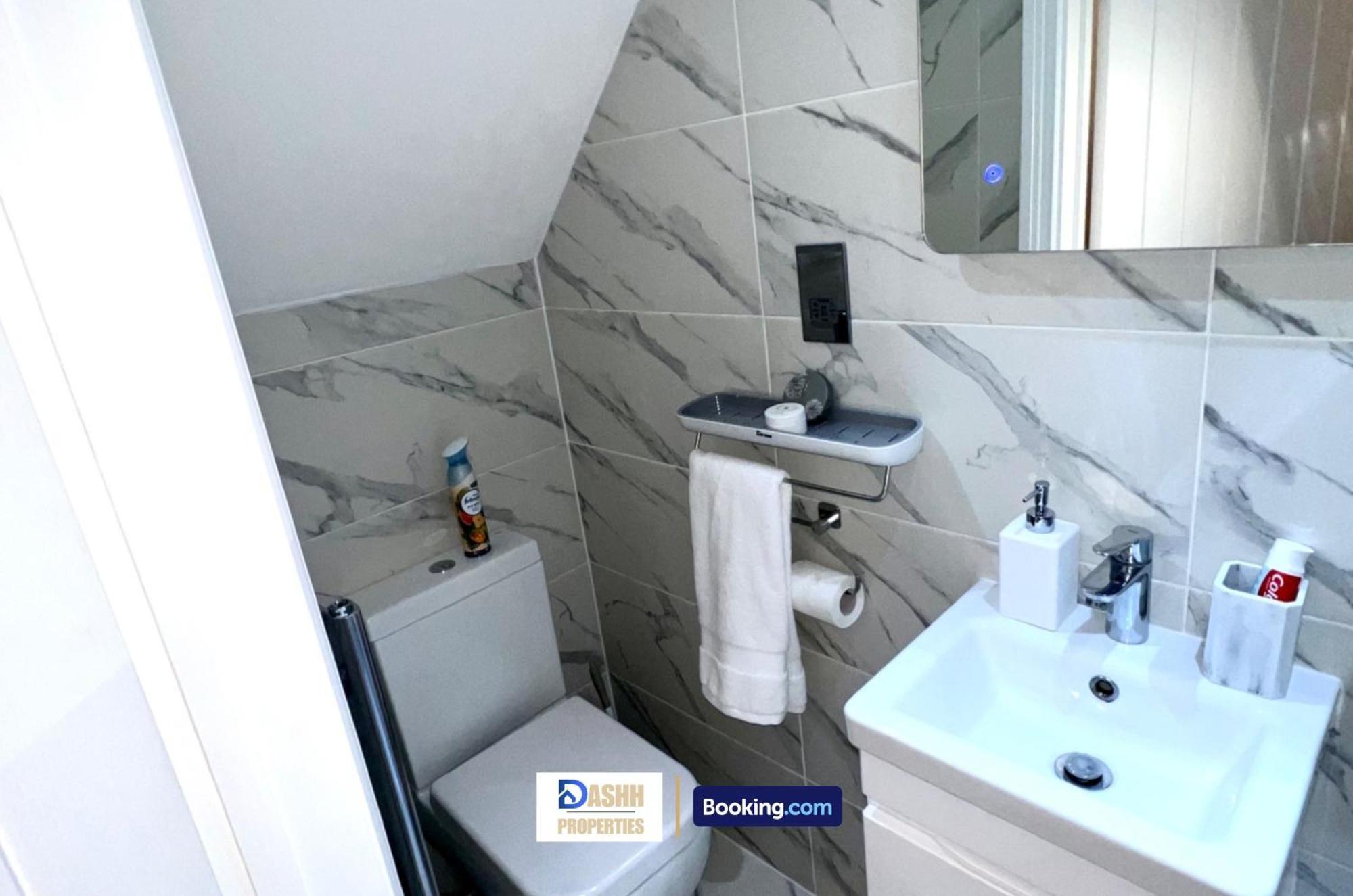 Holiday home Two Bedroom By Dashh Short Lets & Serviced In Shepherds Bush With Free Wifi London